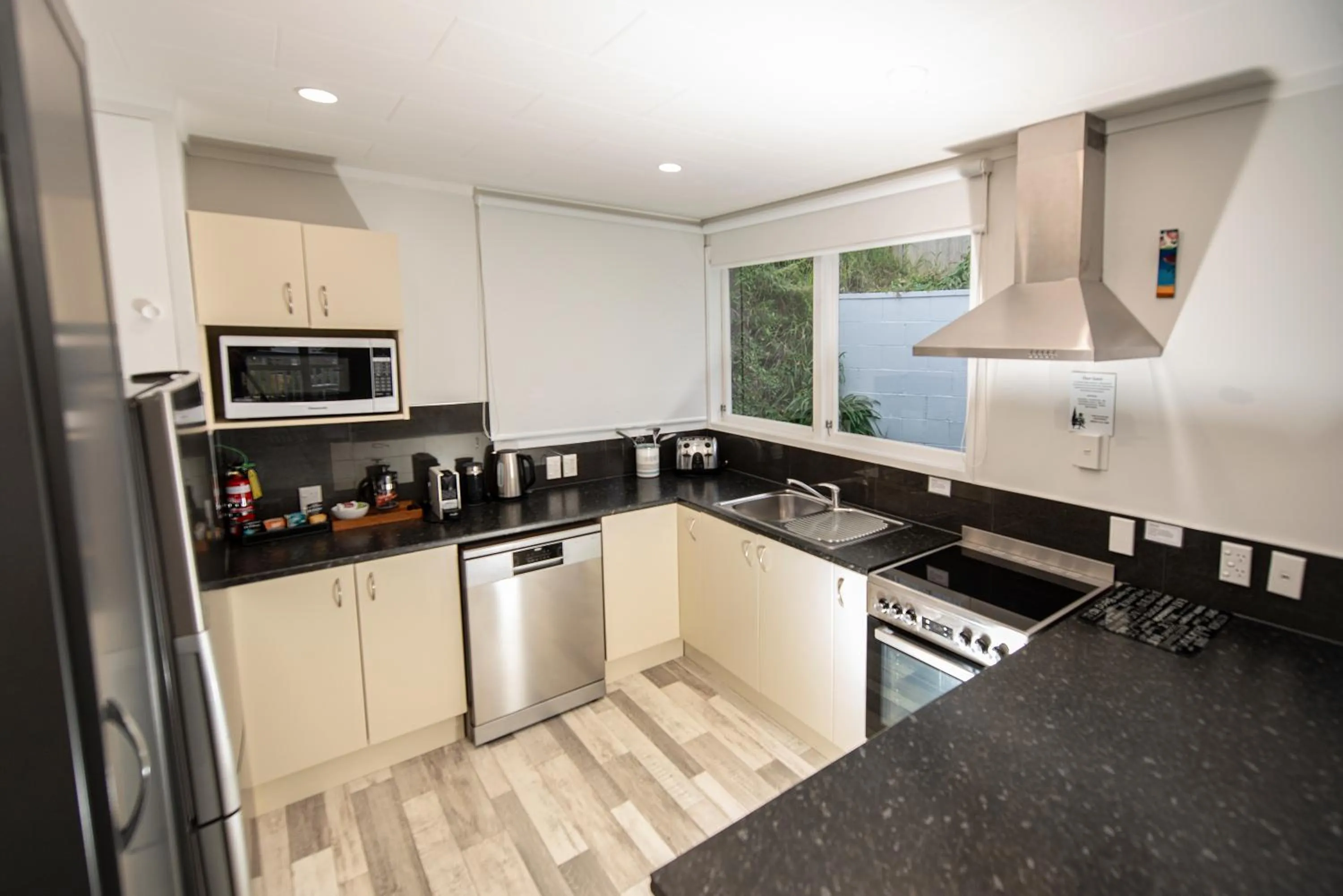 Kitchen or kitchenette in Harbour View Motel and Waterfront Apartments