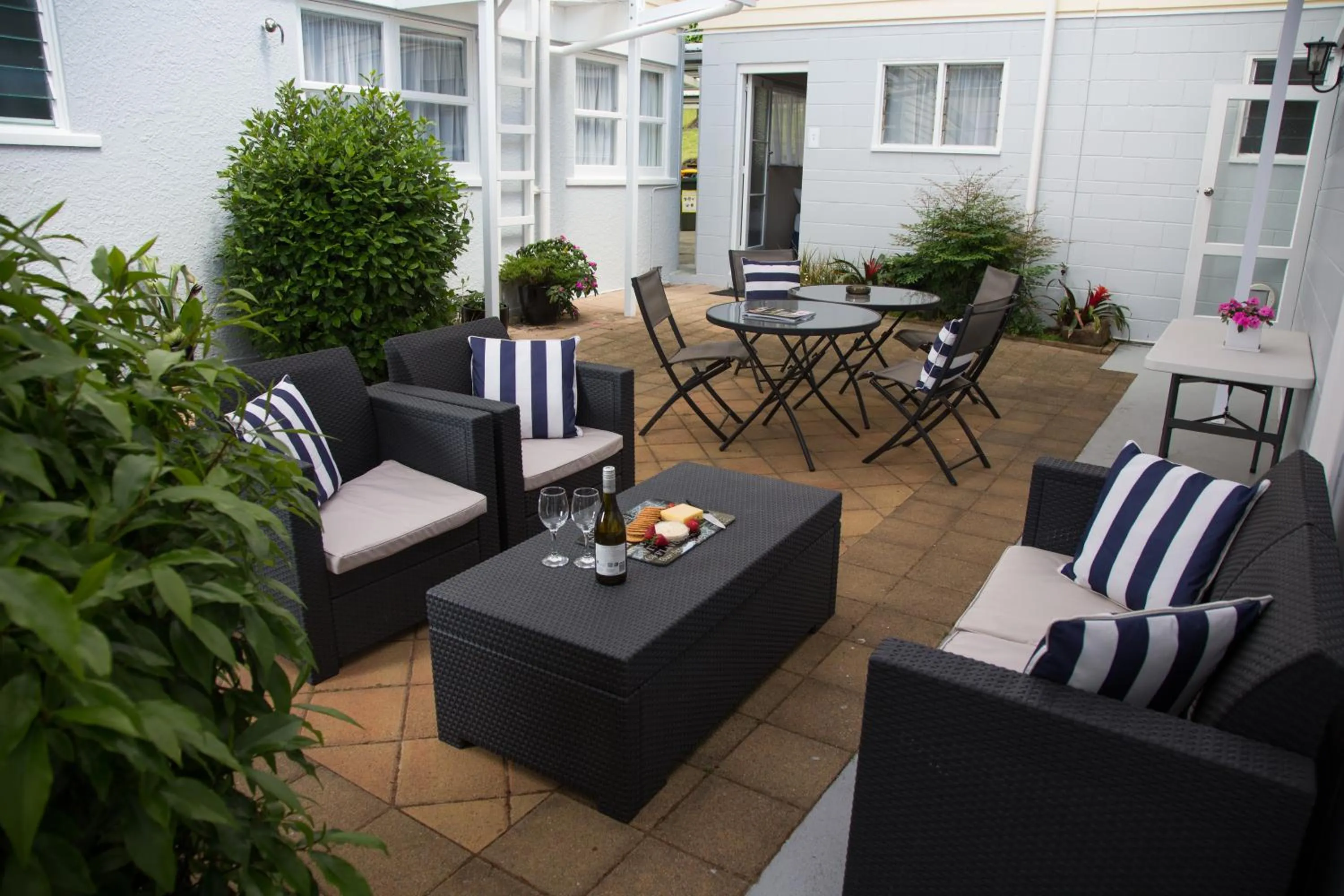 BBQ facilities in Harbour View Motel and Waterfront Apartments