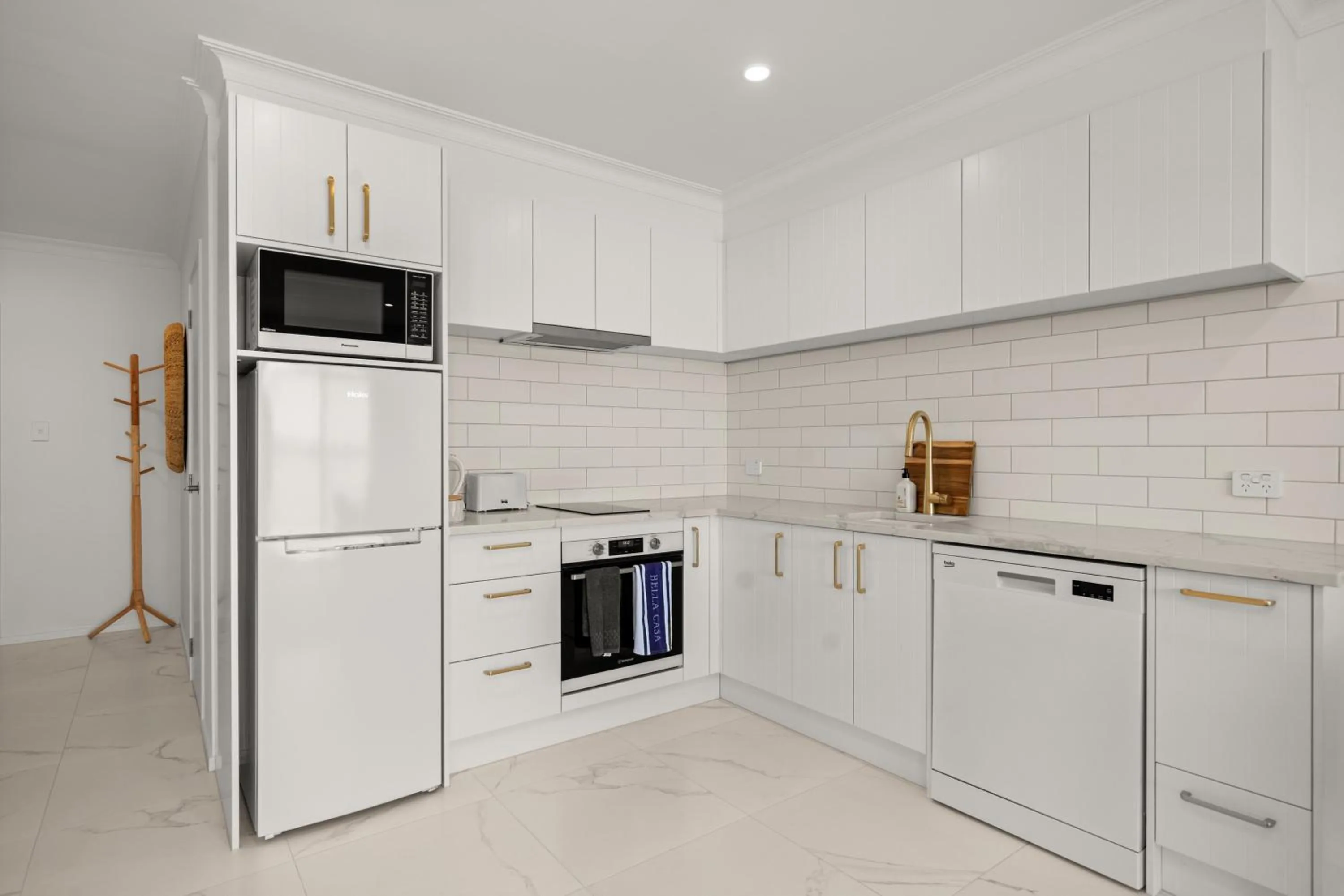 Kitchen or kitchenette in Harbour View Motel and Waterfront Apartments