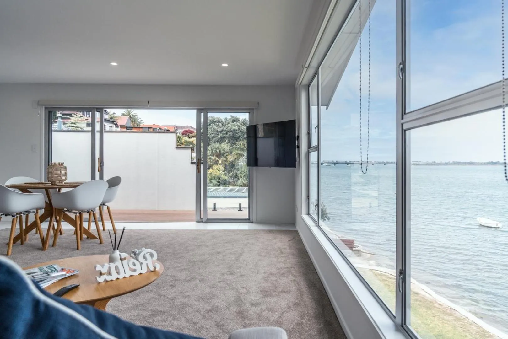 Living room in Harbour View Motel and Waterfront Apartments