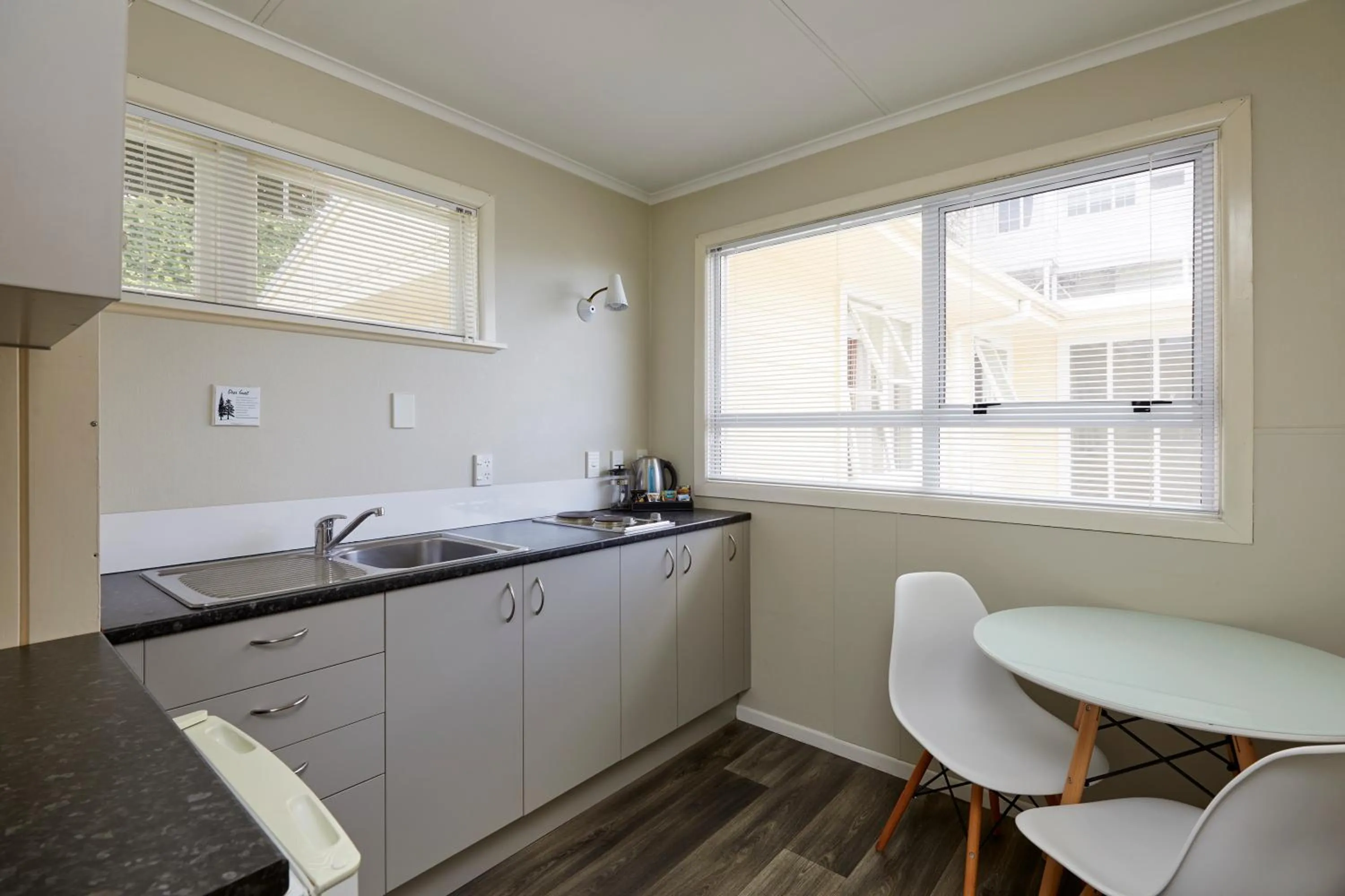 kitchen in Harbour View Motel and Waterfront Apartments
