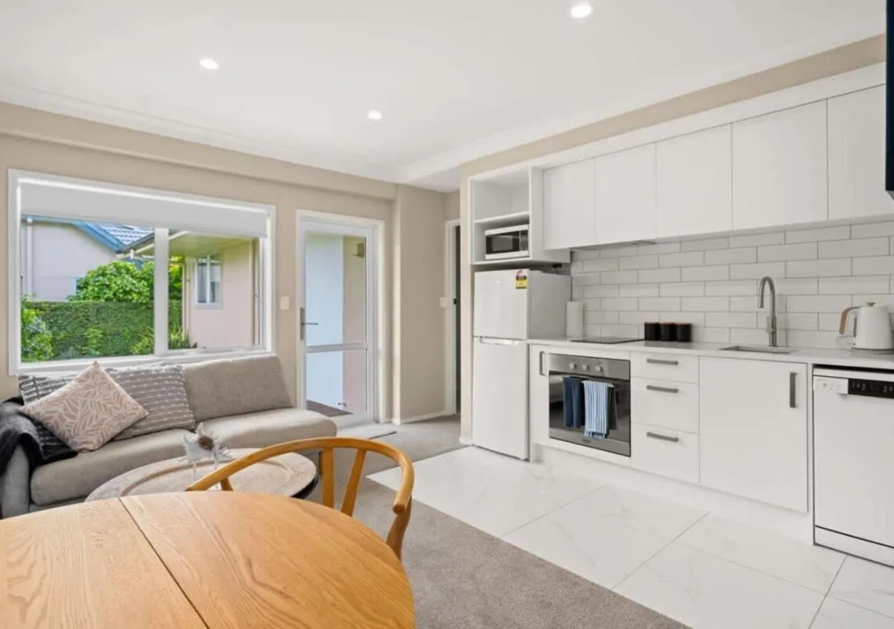 Two-Bedroom Deluxe Apartment with Garden View in Harbour View Motel and Waterfront Apartments