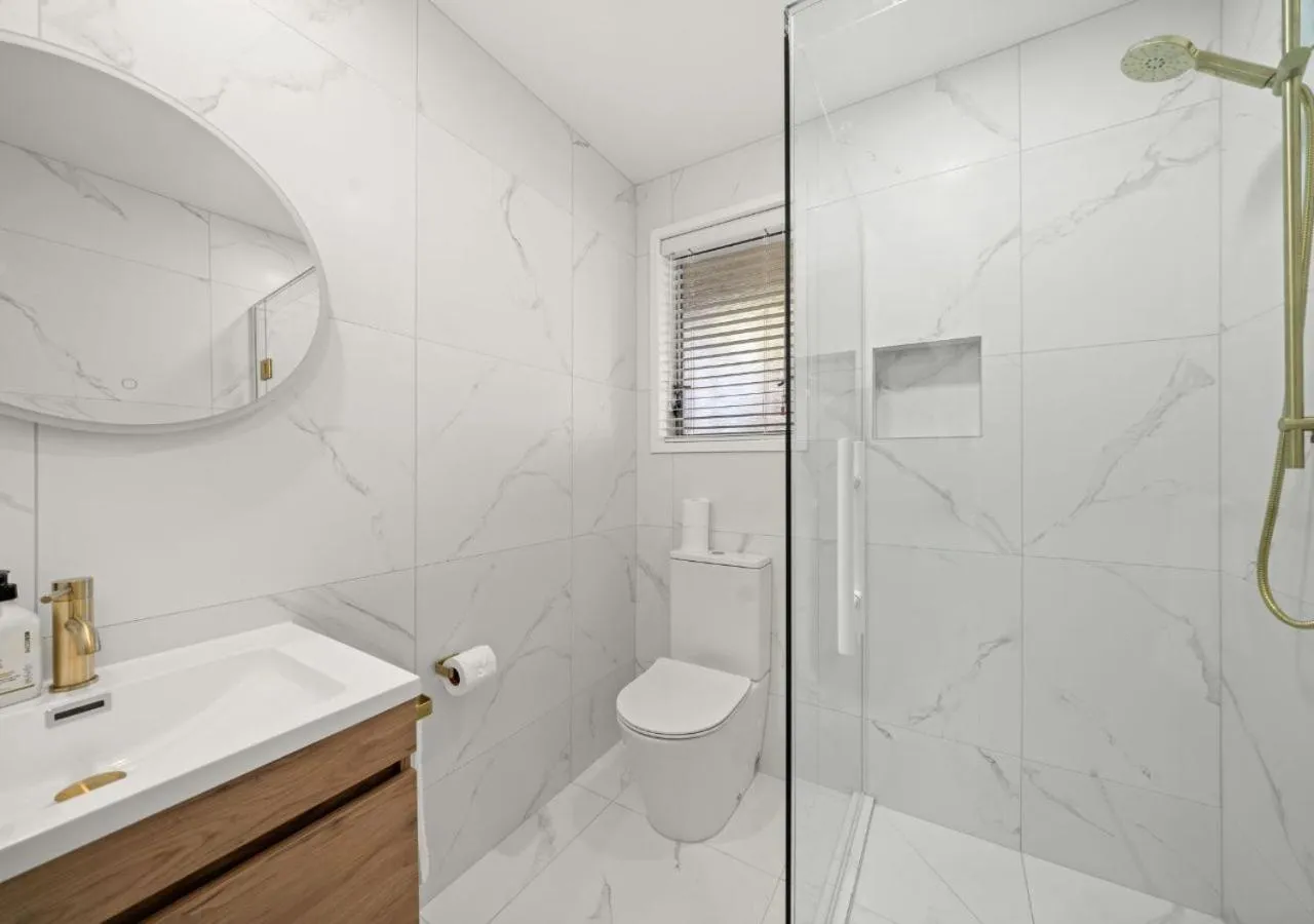 Shower in Harbour View Motel and Waterfront Apartments