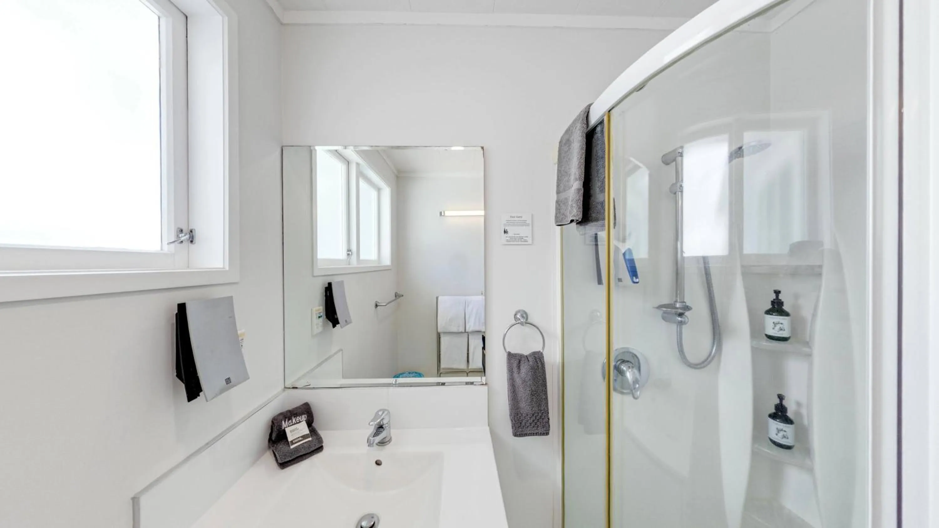 Bathroom in Harbour View Motel and Waterfront Apartments