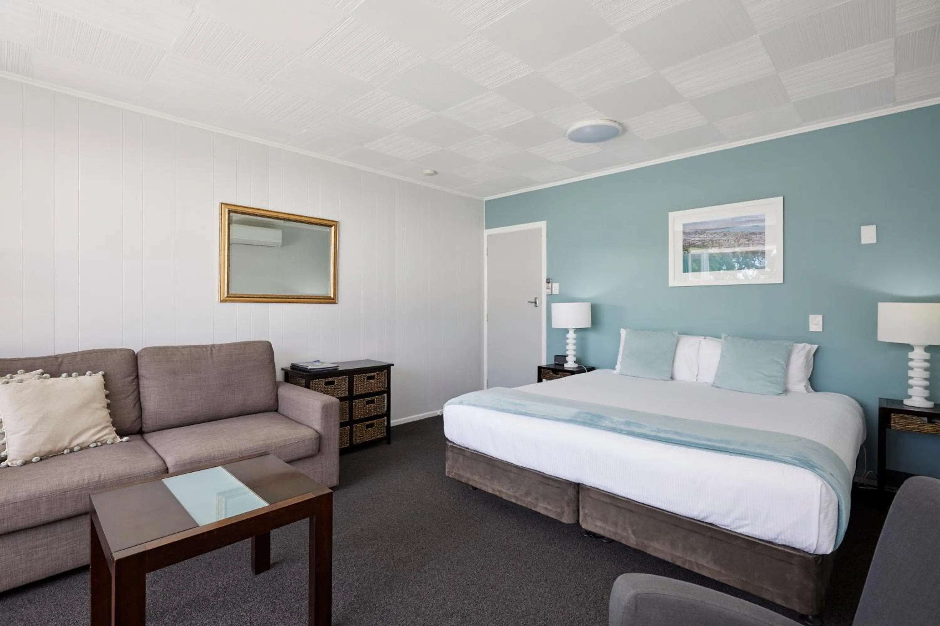 Photo of the whole room, Bed in Harbour View Motel and Waterfront Apartments