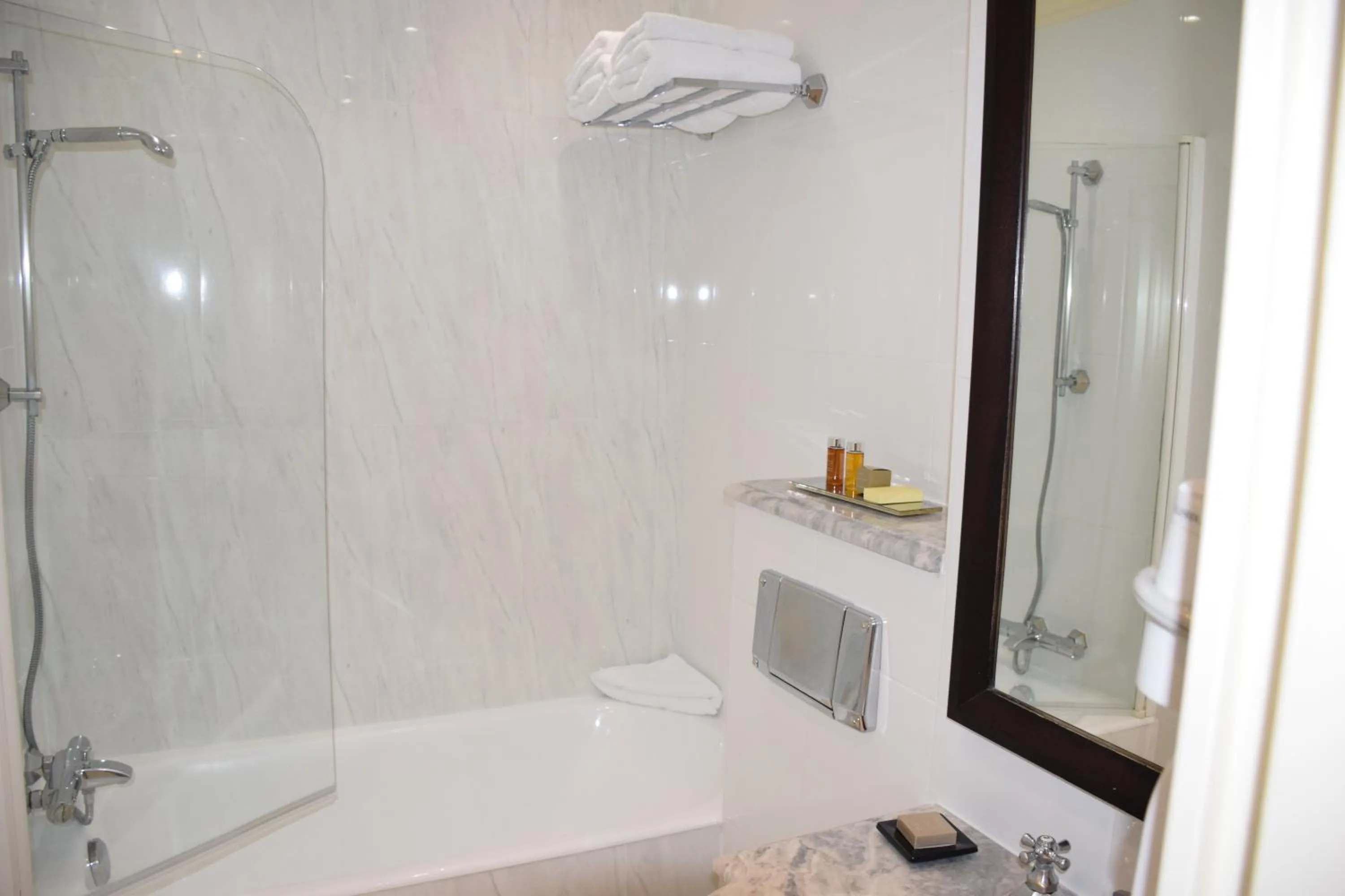 Bathroom in Victoires Opera