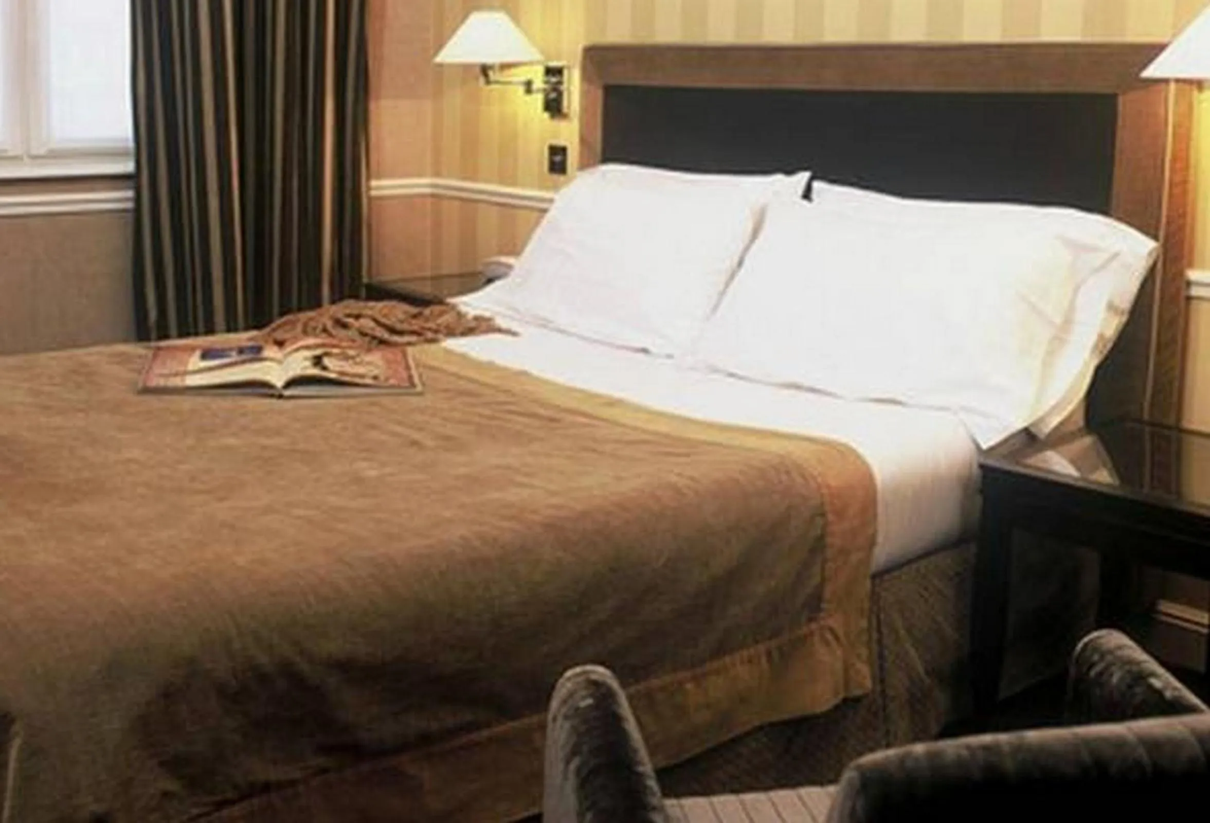 Two Adjacent Double Rooms (4 people) in Victoires Opera