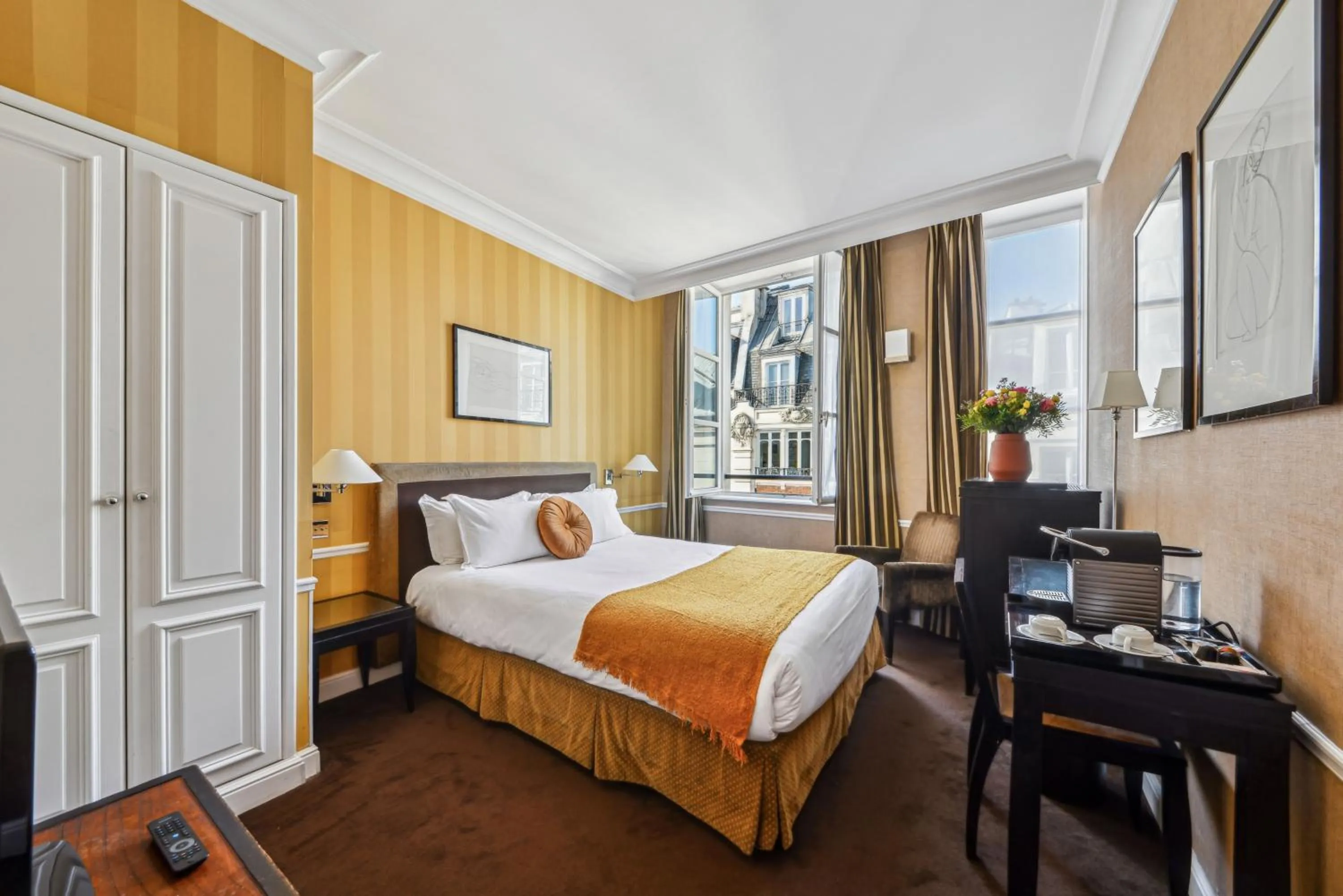 Bedroom, Bed in Victoires Opera