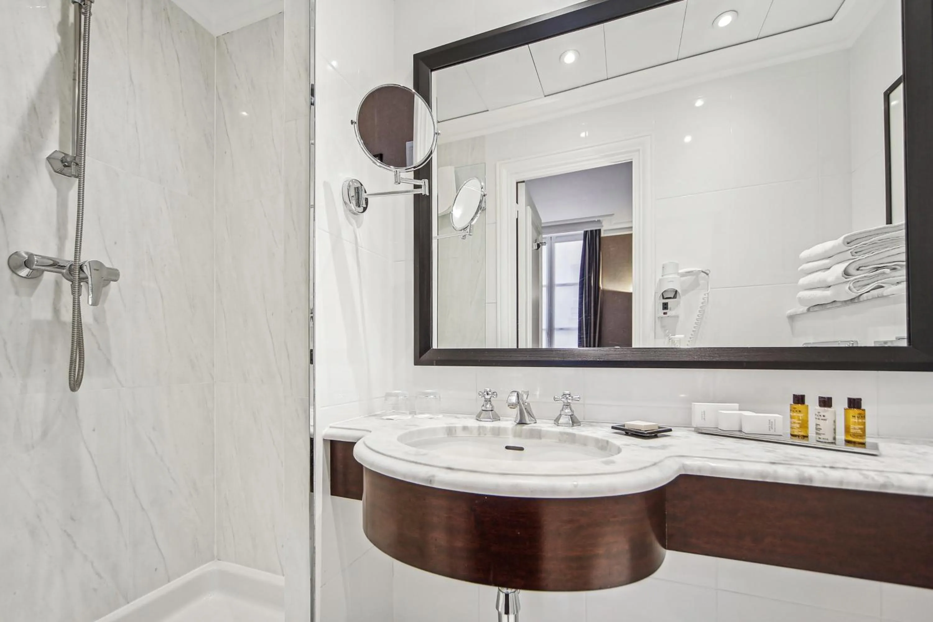 Shower in Victoires Opera