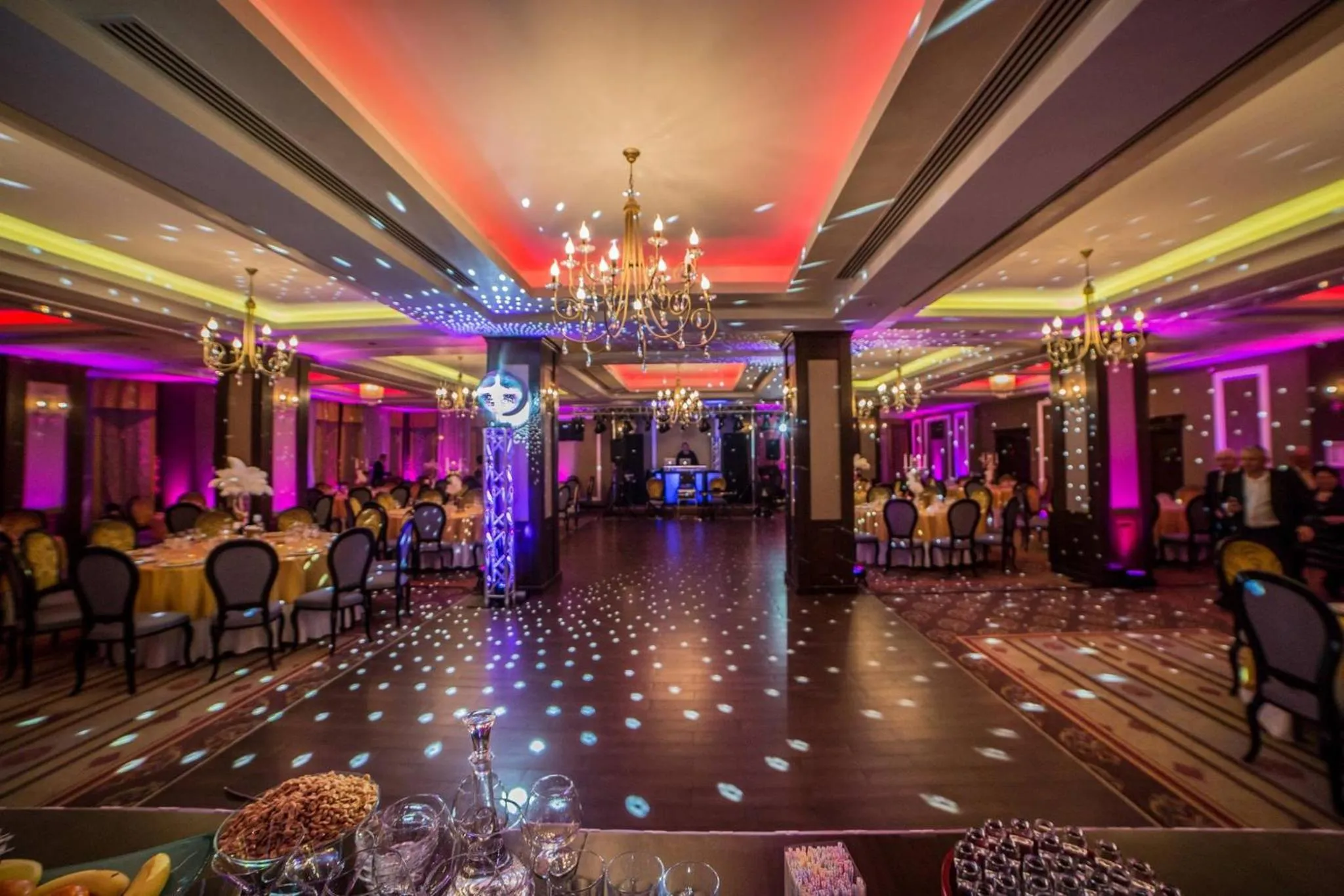 Entertainment in Hotel Select