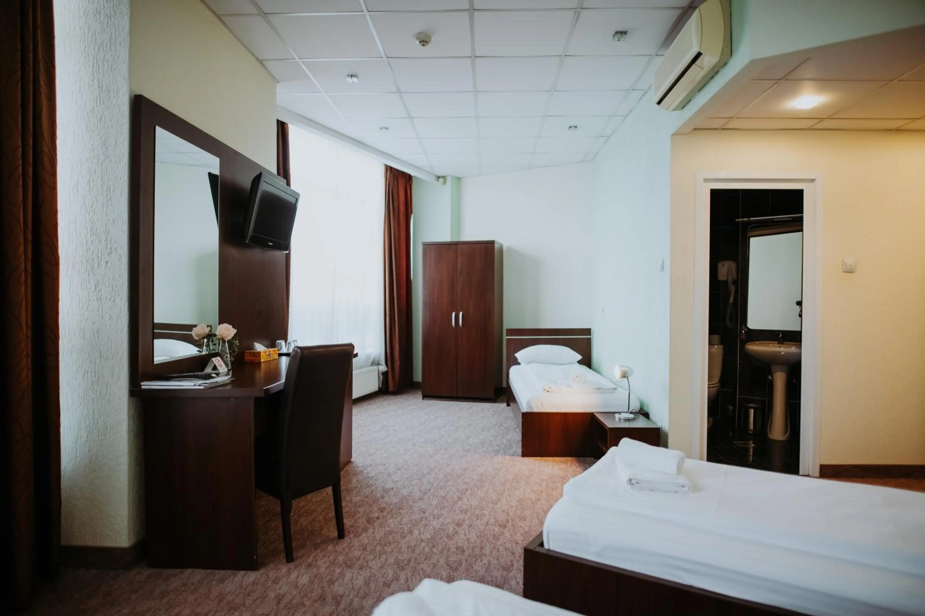 Photo of the whole room, Bed in Hotel Select