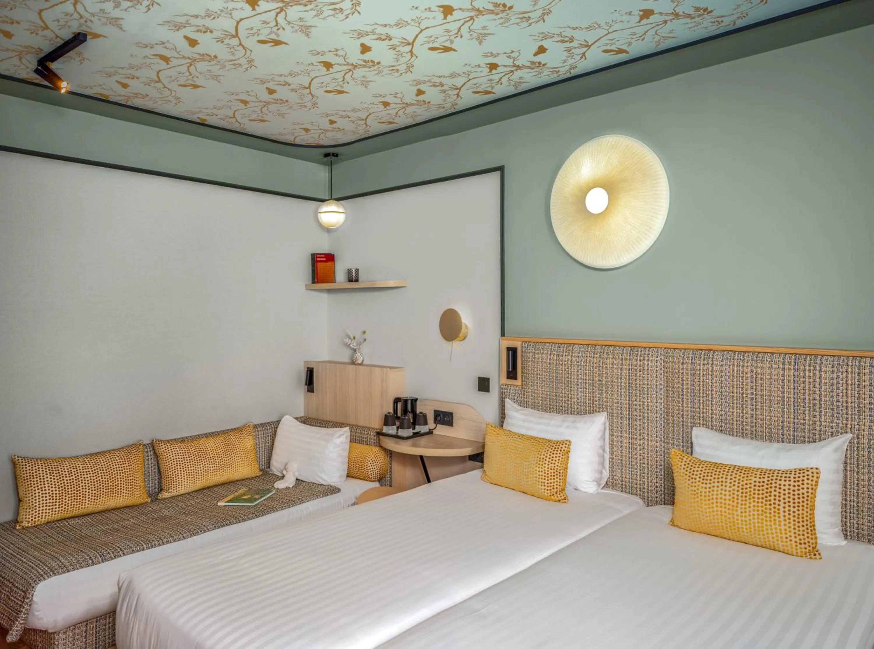 Shower, Bed in Hotel Louison