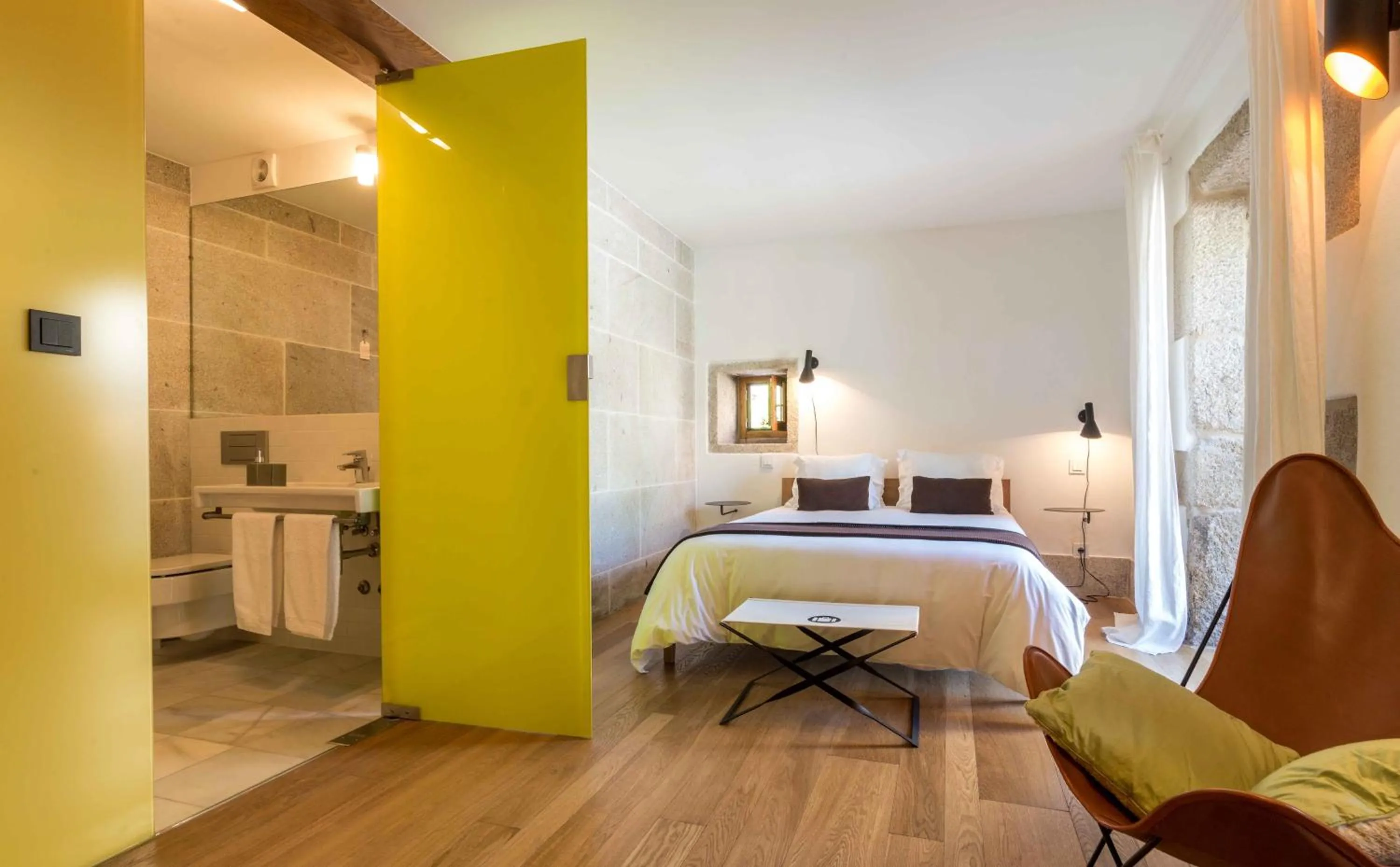 Photo of the whole room, Bed in Os Lambráns