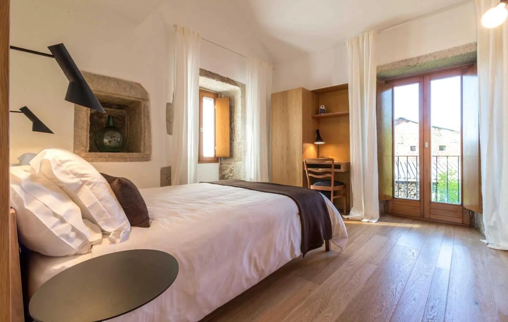 Photo of the whole room, Bed in Os Lambráns