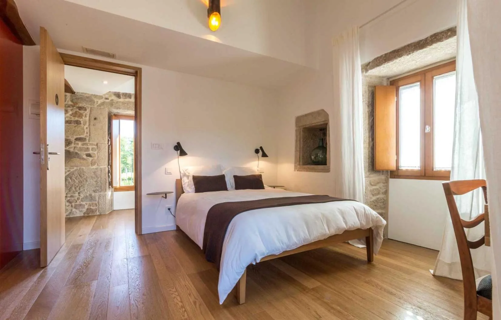 Photo of the whole room, Bed in Os Lambráns