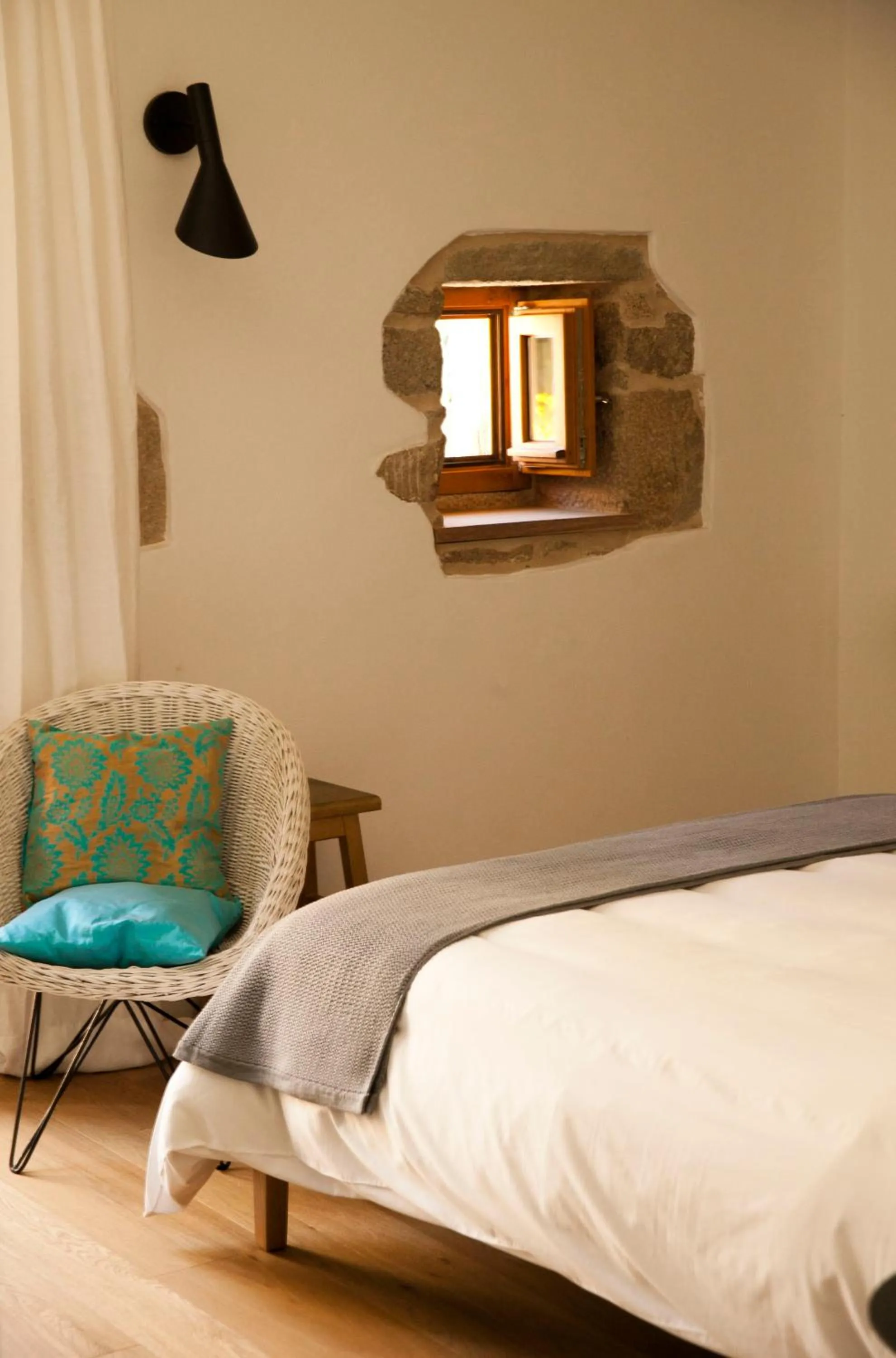 Photo of the whole room, Bed in Os Lambráns