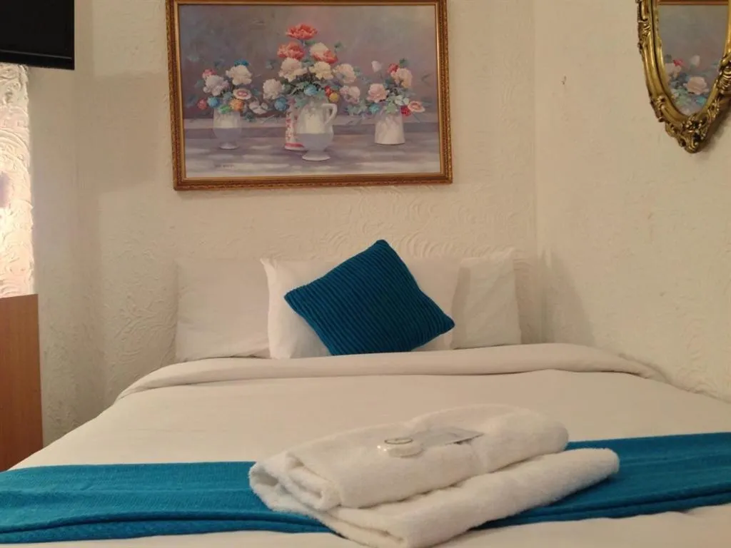 Bedroom, Bed in Wilsons Hotel - Blackpool Tower View