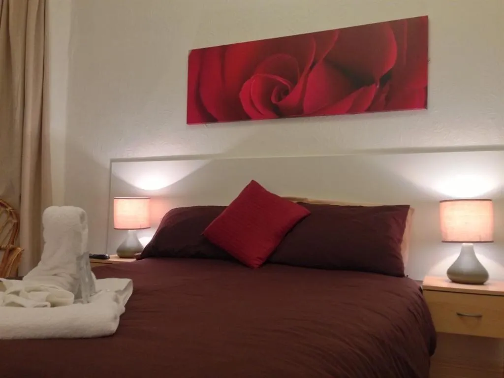 Bedroom, Bed in Wilsons Hotel - Blackpool Tower View