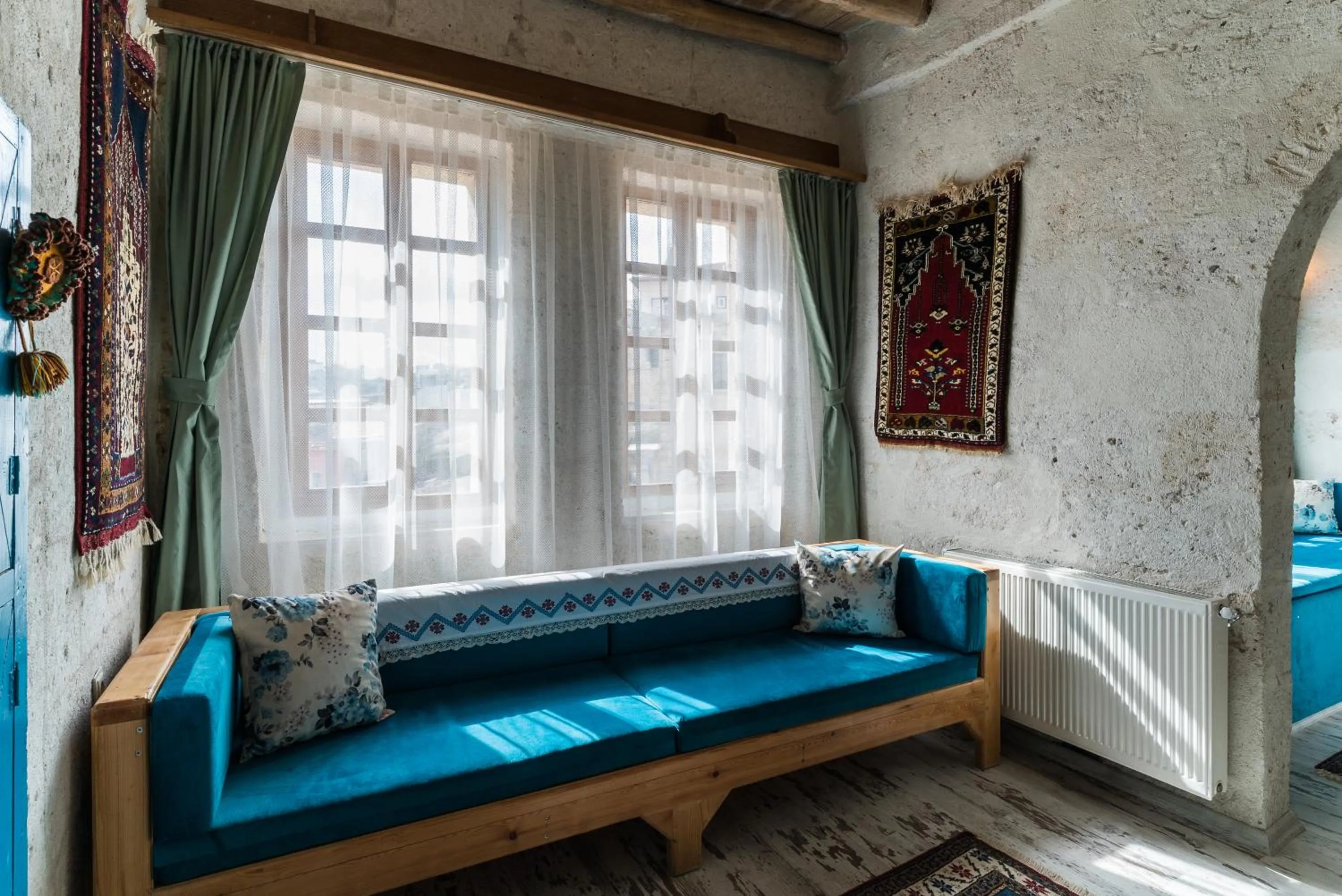 Living room, Bed in Atilla's Cave Hotel