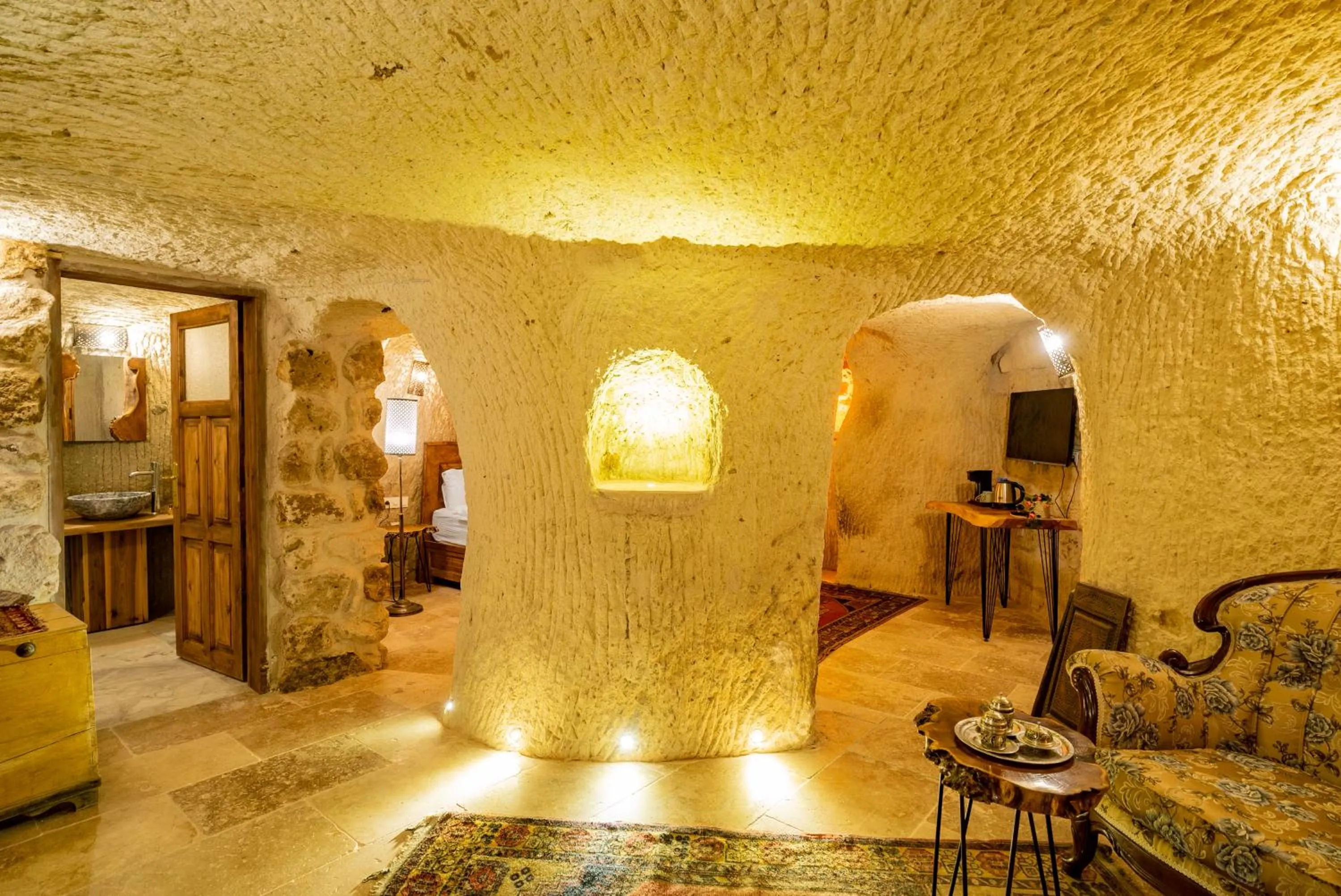 Communal lounge/ TV room in Atilla's Cave Hotel