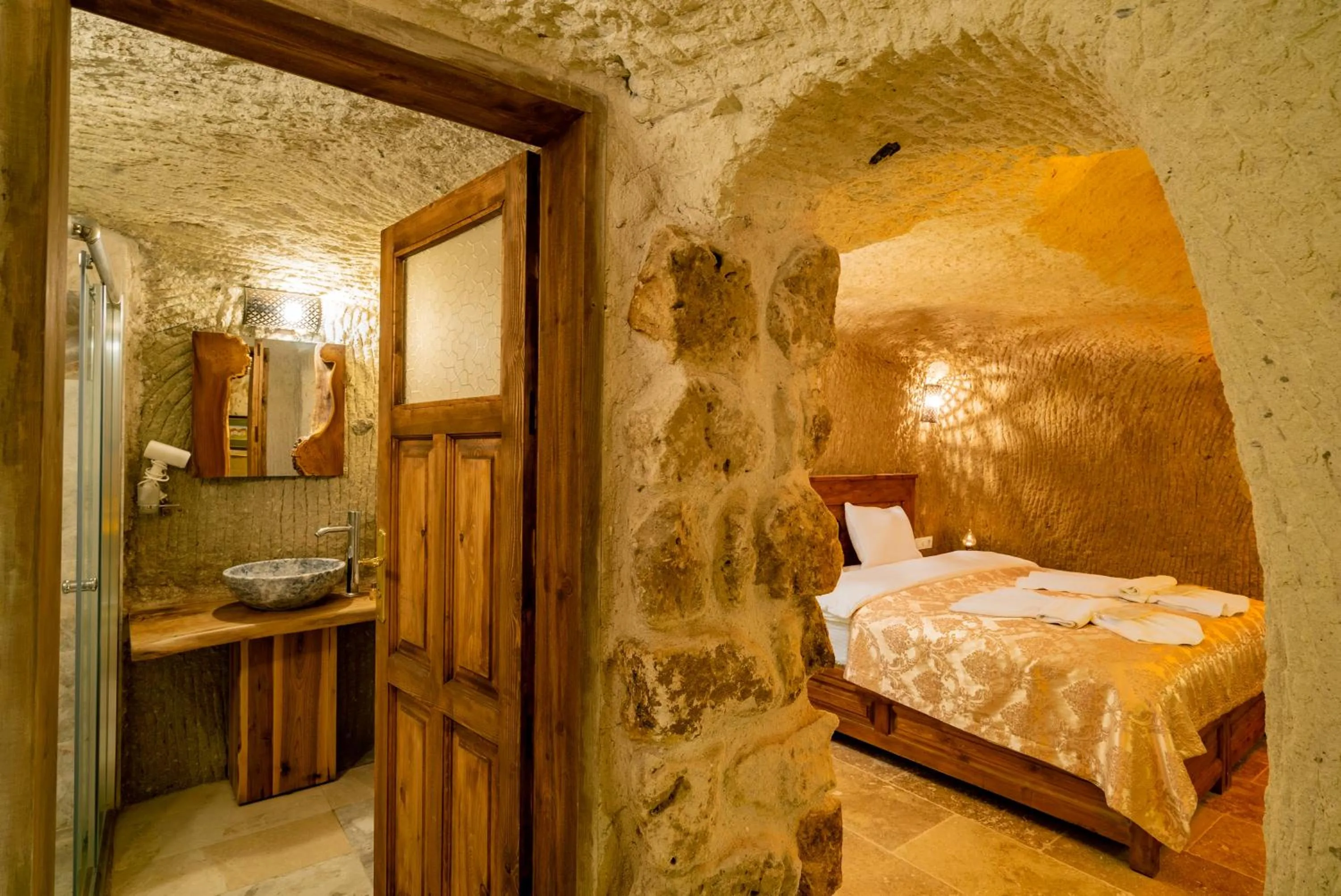Shower, Bed in Atilla's Cave Hotel