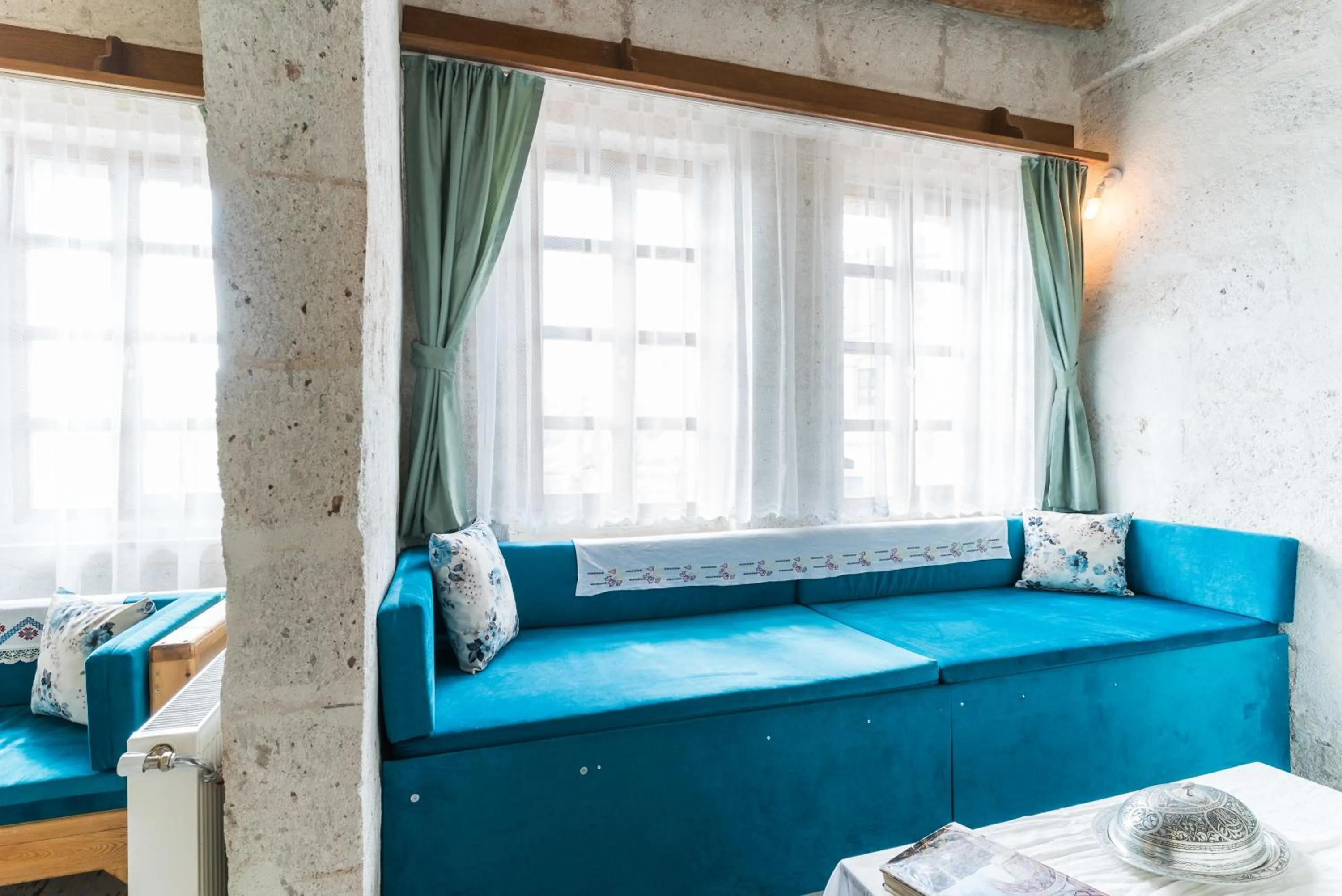 Living room, Bed in Atilla's Cave Hotel