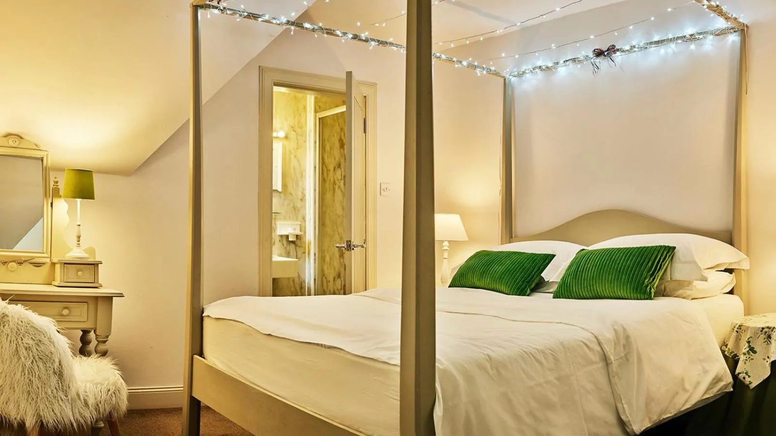 Shower, Bed in Lochend Chalets