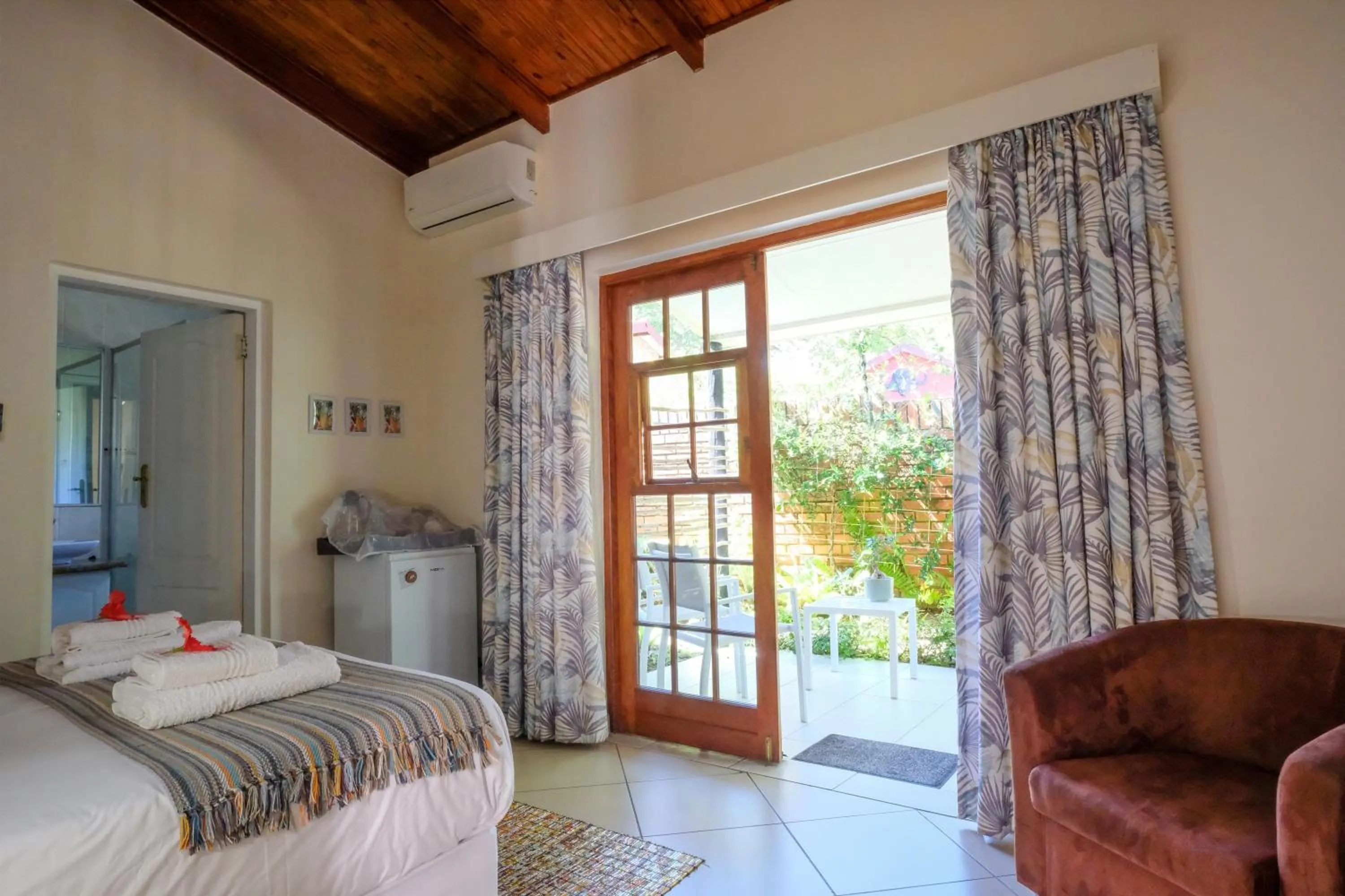 Patio, Bed in Whalesong Guest House