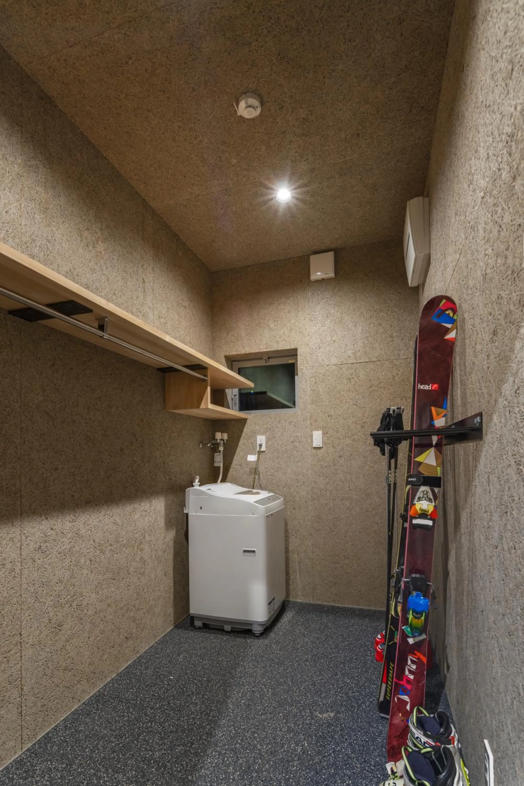 microwave in Grey Wolf Chalet by Hakuba White Fox Company