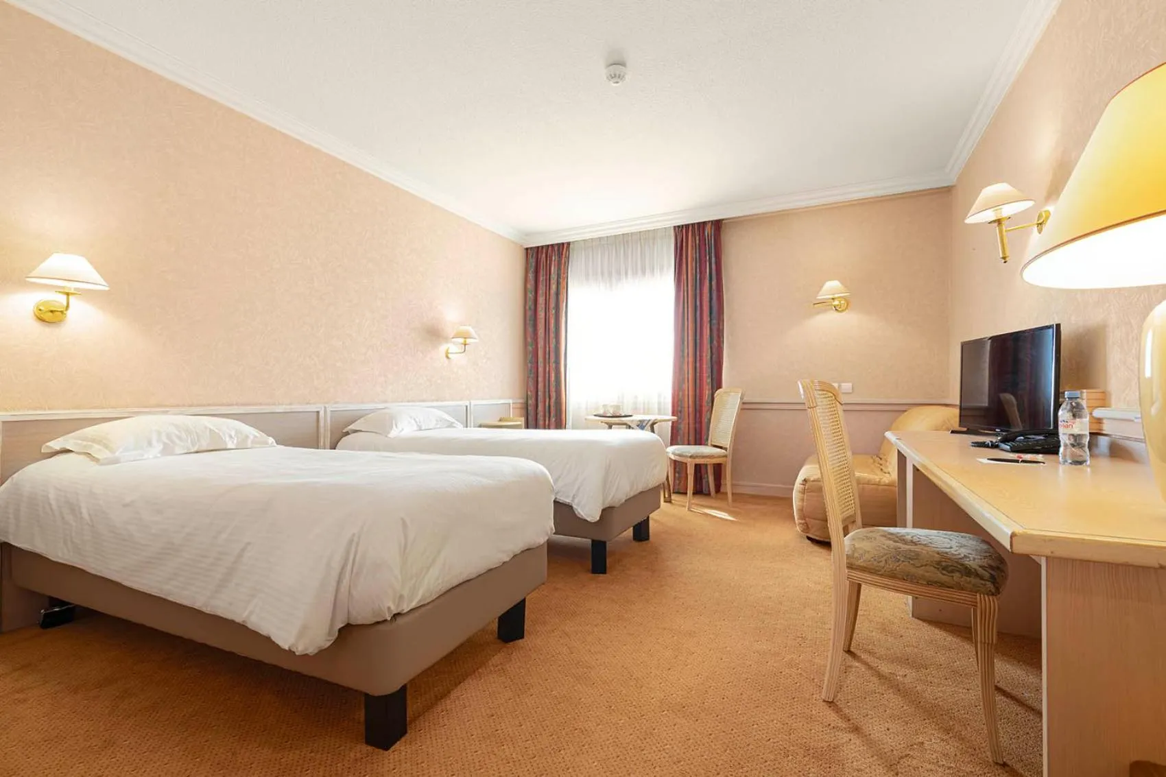 Photo of the whole room, Bed in Logis Lyon Est Porte de l'Ain