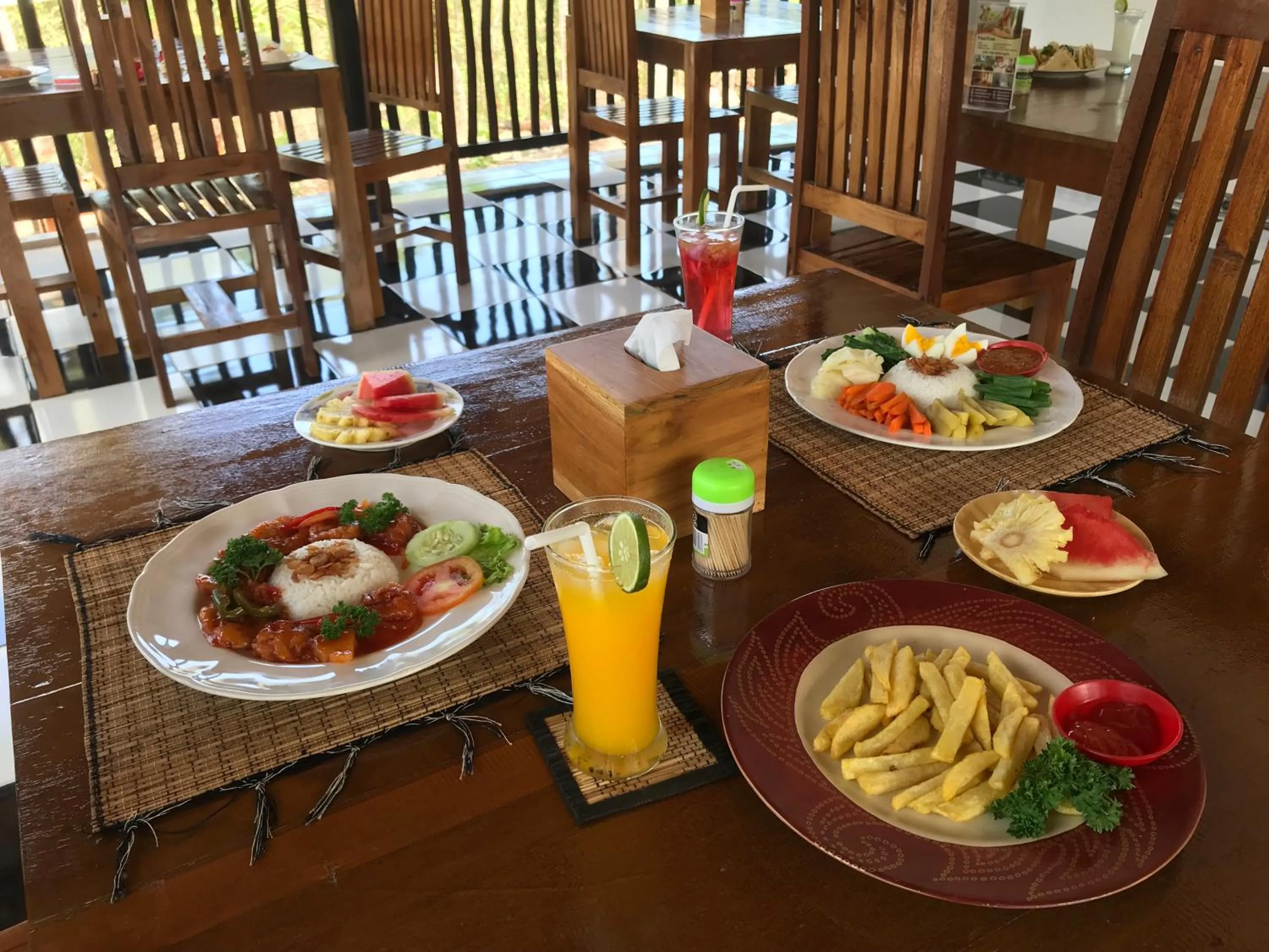 Restaurant/places to eat in Meket Bungalows