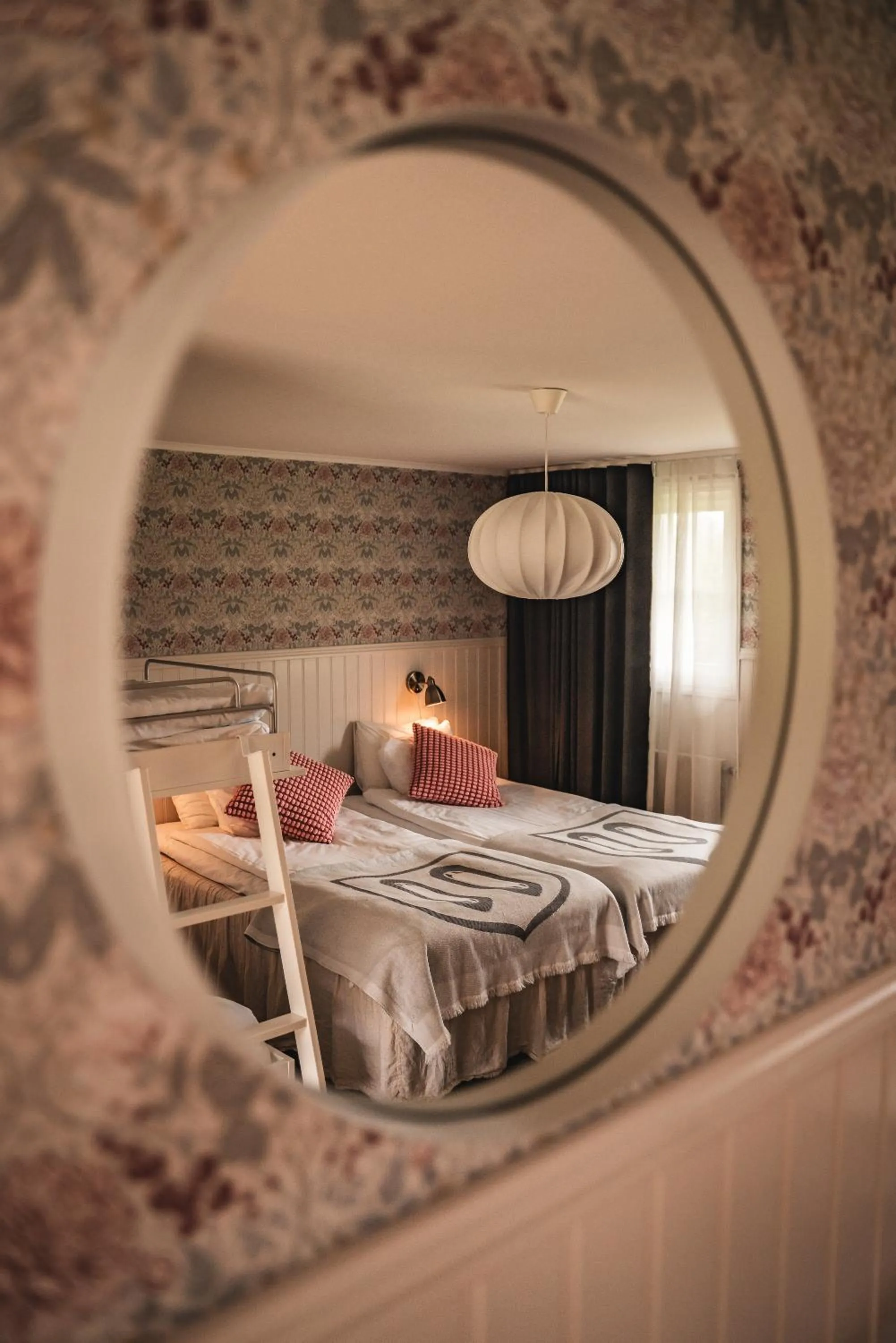 Property building, Bed in Två Skyttlar