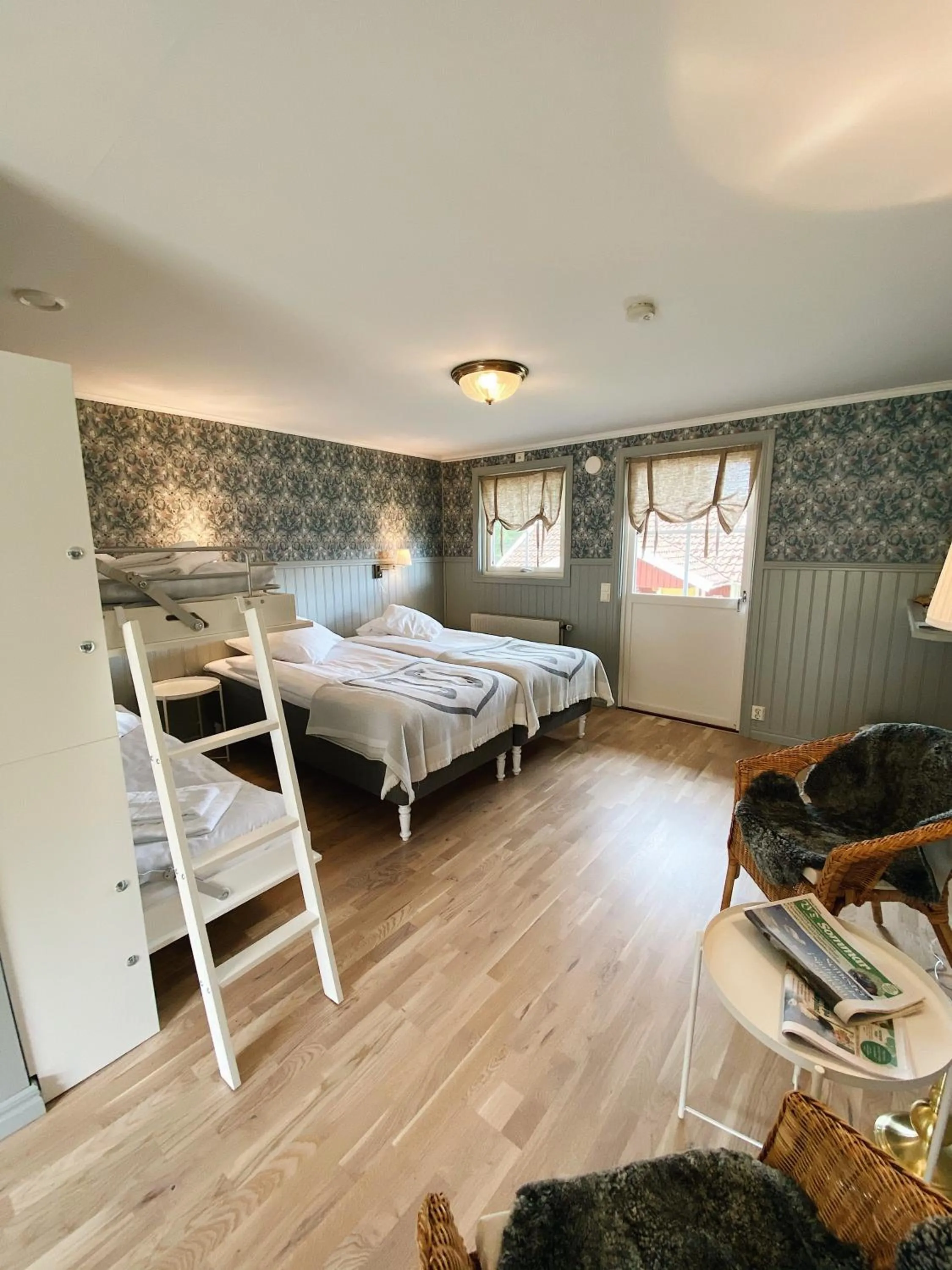 Photo of the whole room, Bed in Två Skyttlar