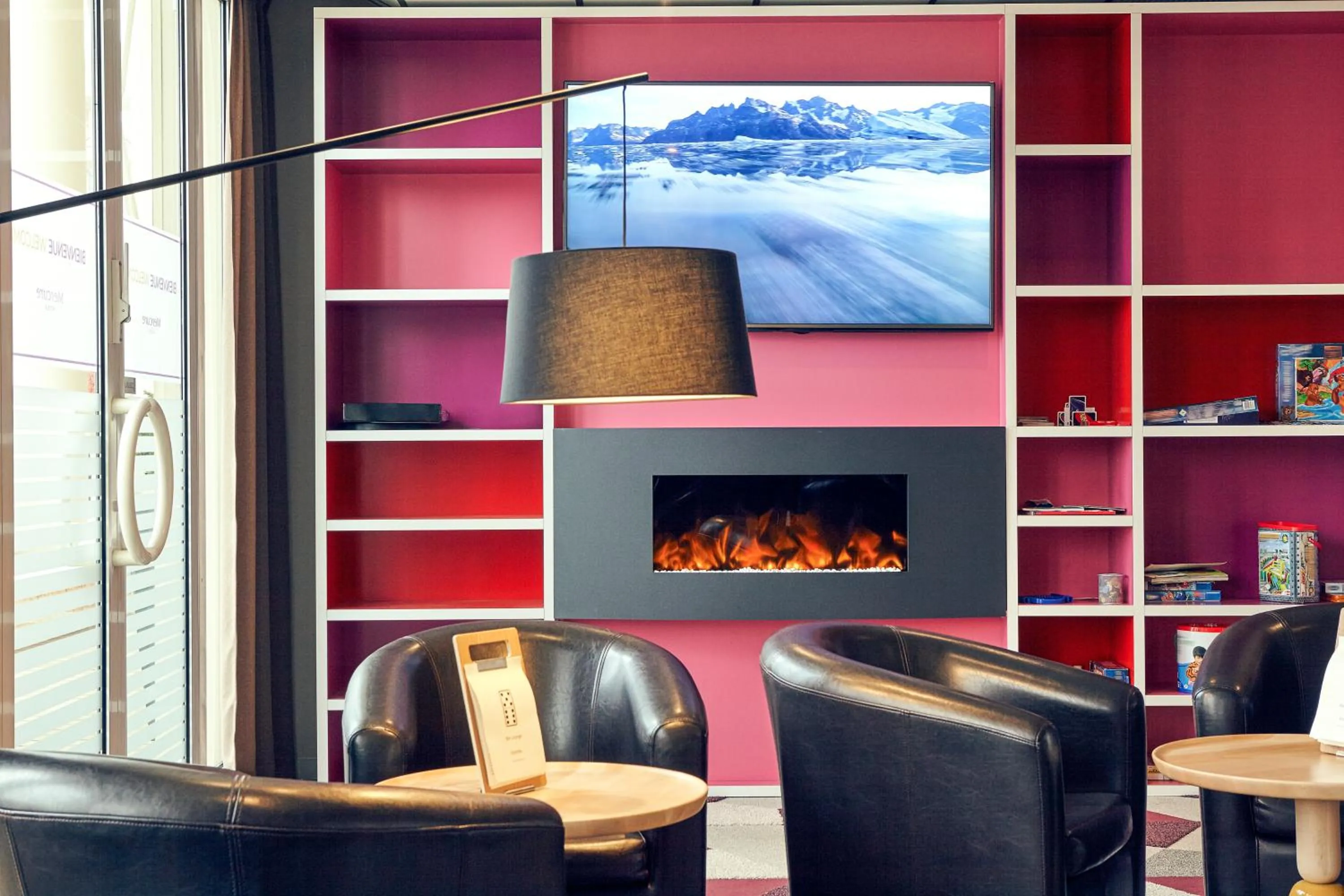 Communal lounge/ TV room in Hôtel Mercure Marne-la-Vallée Bussy St Georges