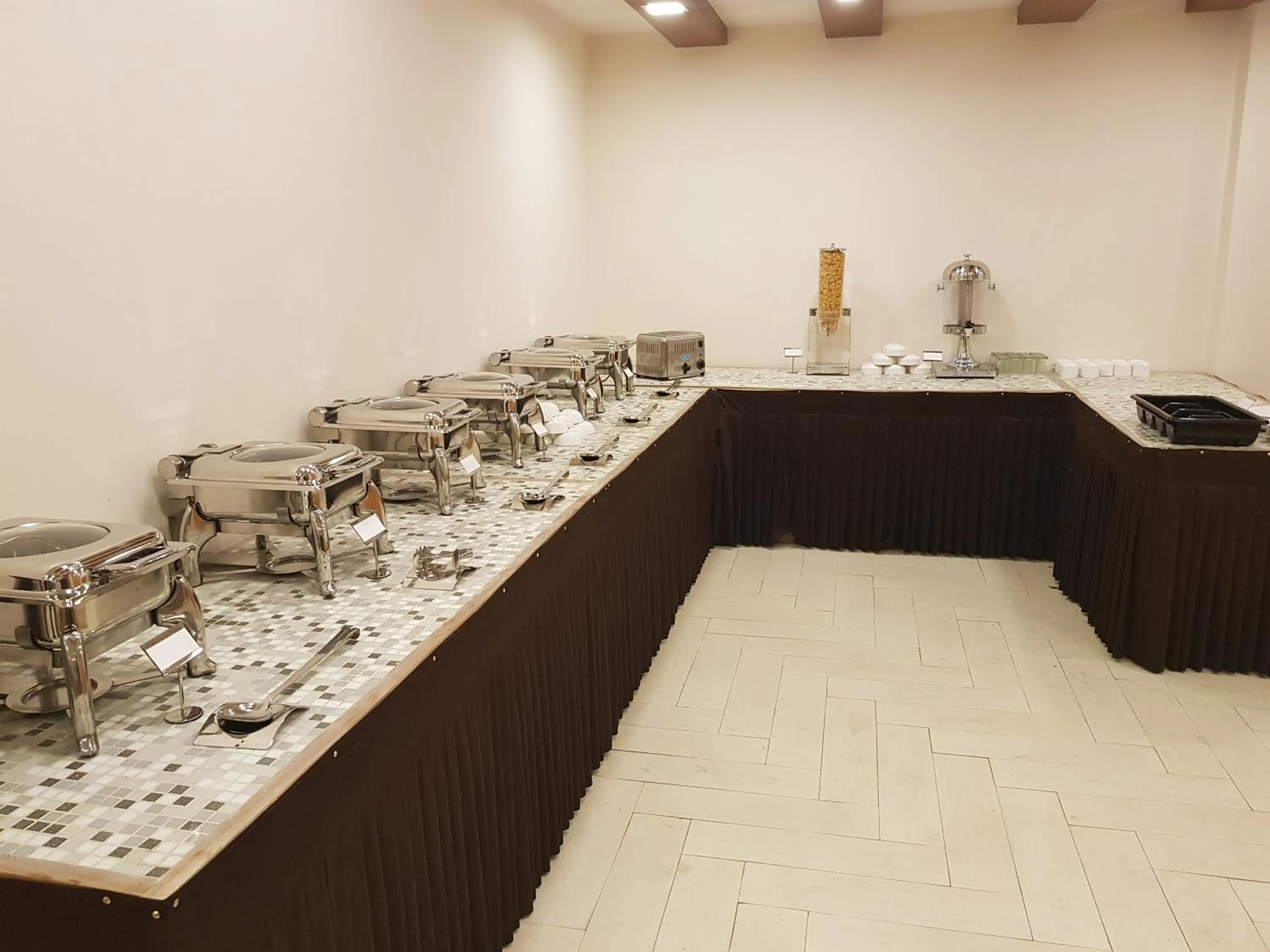 Restaurant/places to eat in Hotel Devlok Primal