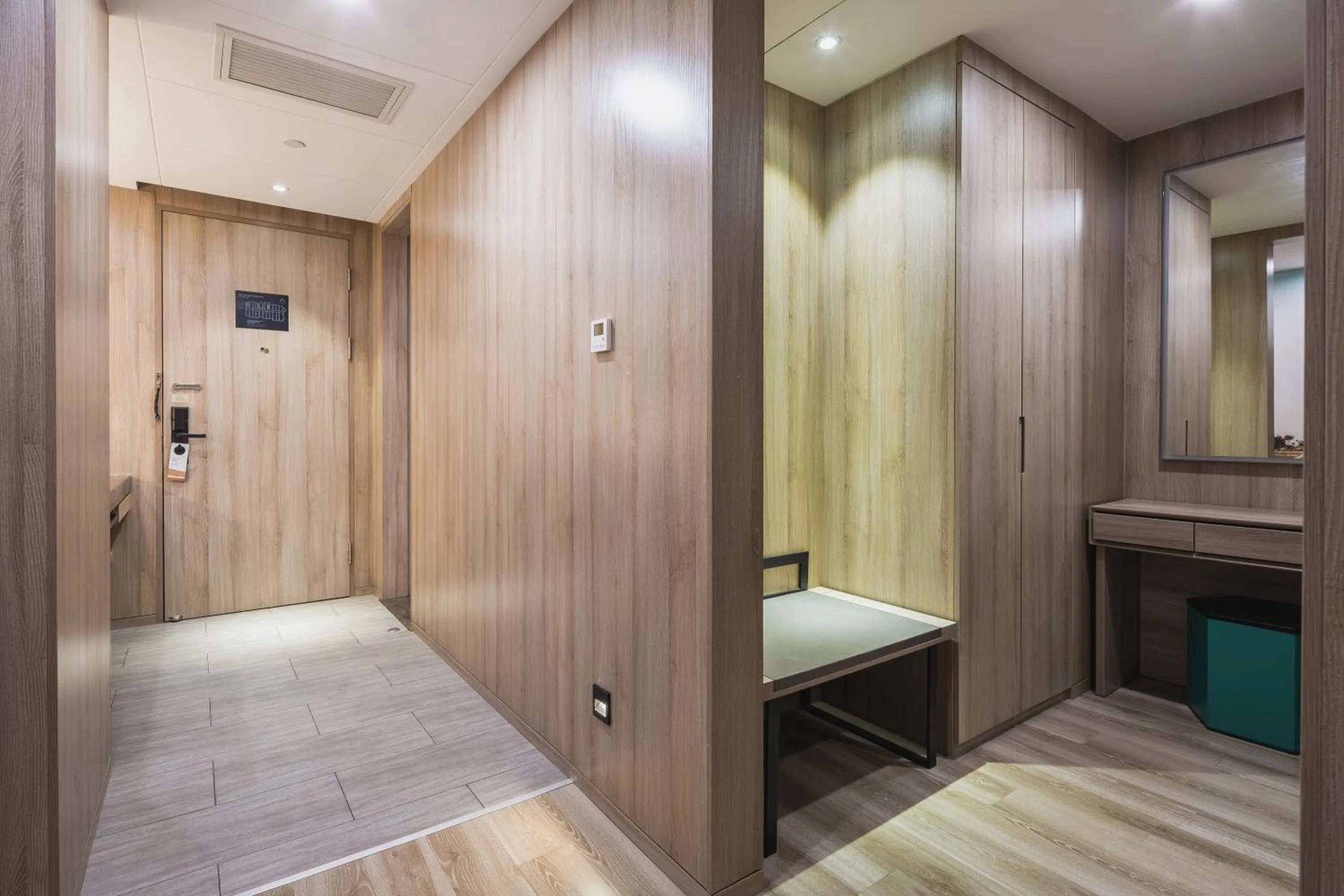 wardrobe in Atour Jiaozhou Qingdao Hotel