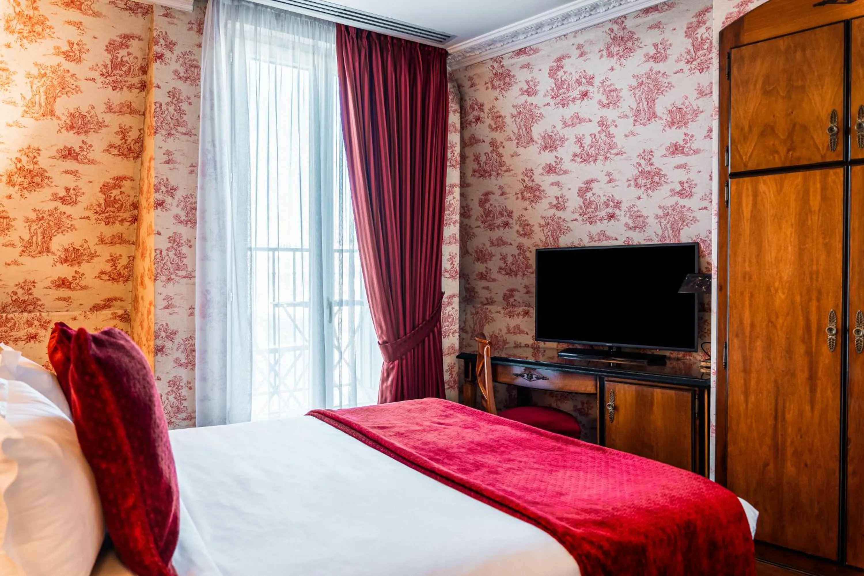 Bedroom, Bed in Maison Eugenie