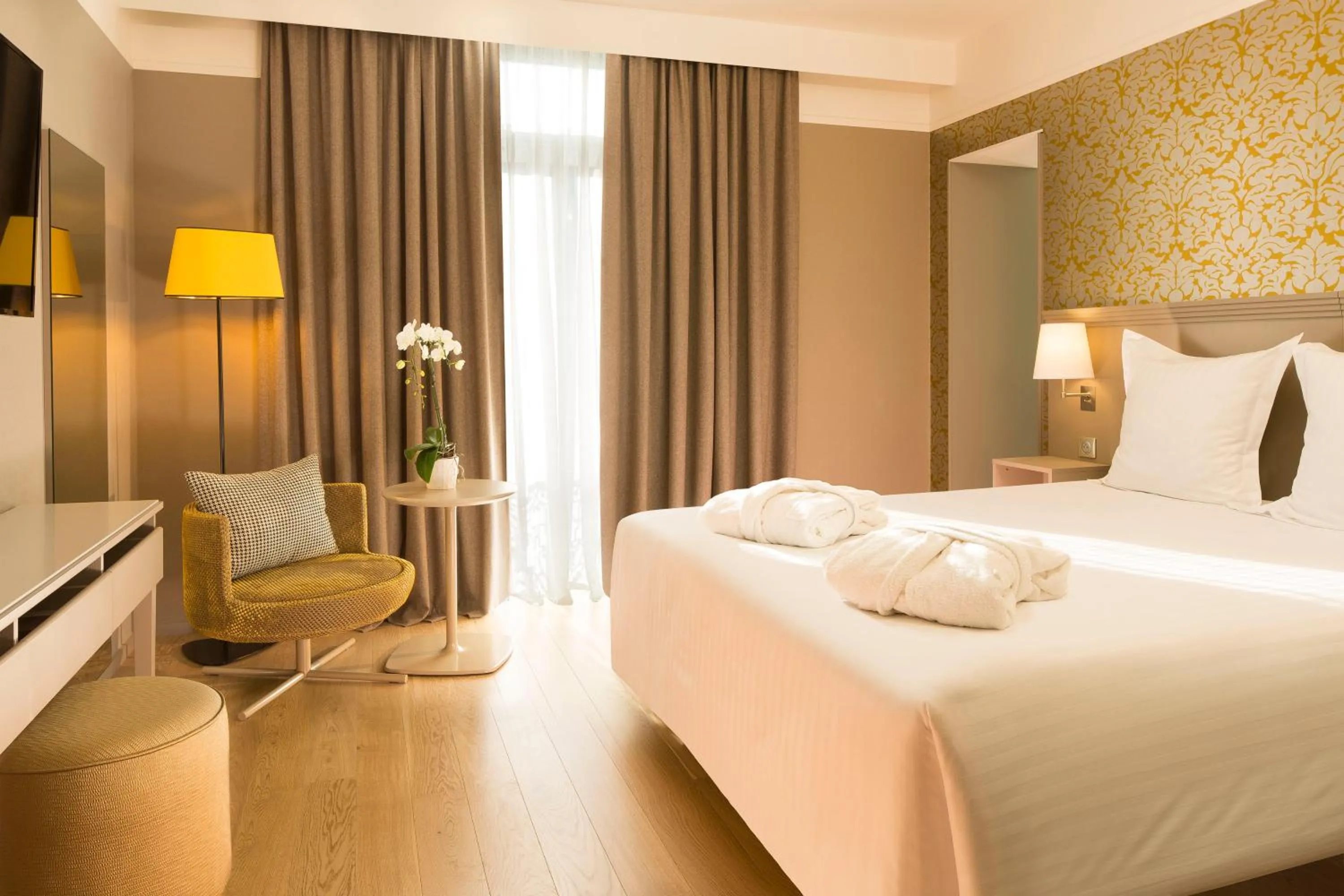 Photo of the whole room, Bed in Oceania Le Jura Dijon