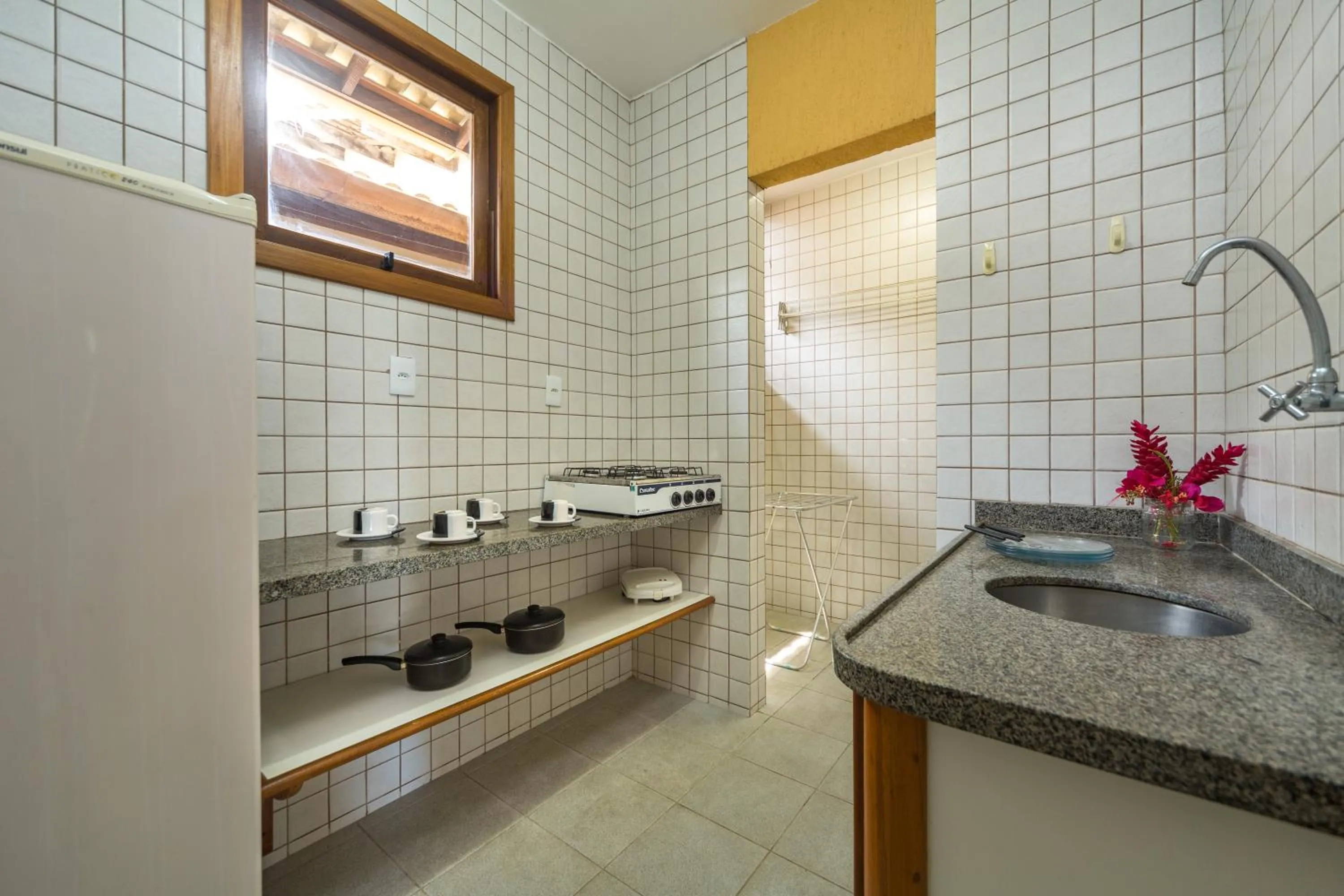 Communal kitchen in America Praia Flat - Portal Hotéis