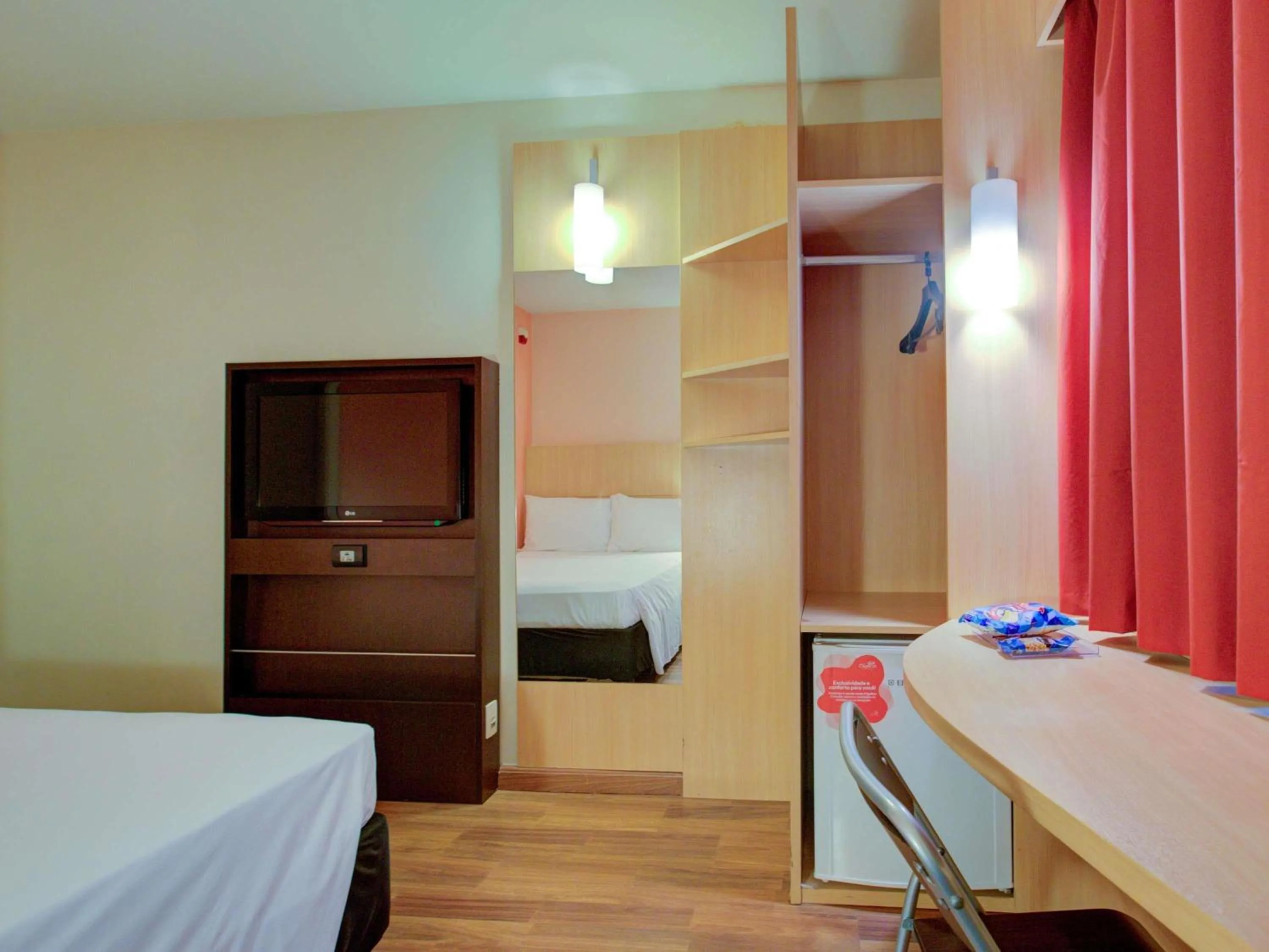 Bedroom, Bed in ibis Vitoria Praia de Camburi