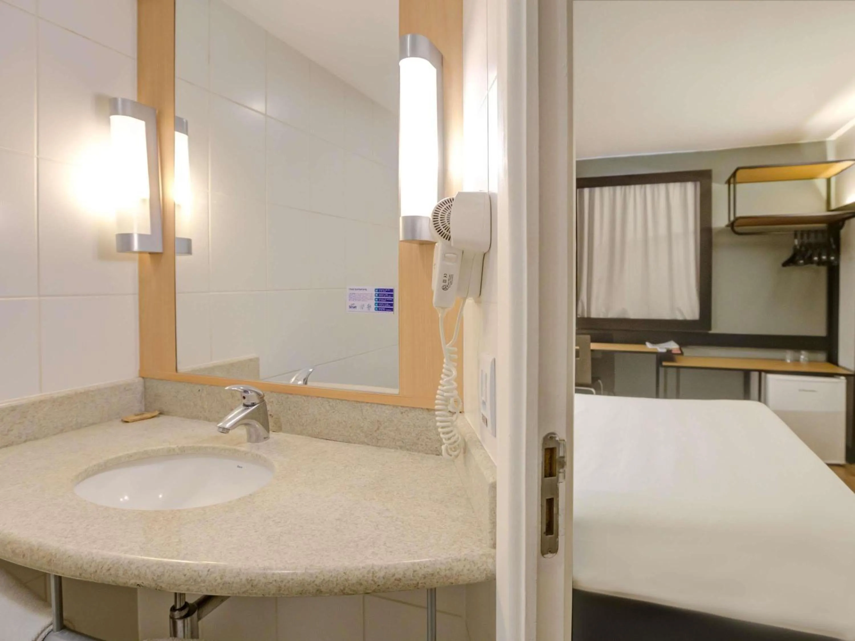 Bedroom, Bed in ibis Vitoria Praia de Camburi