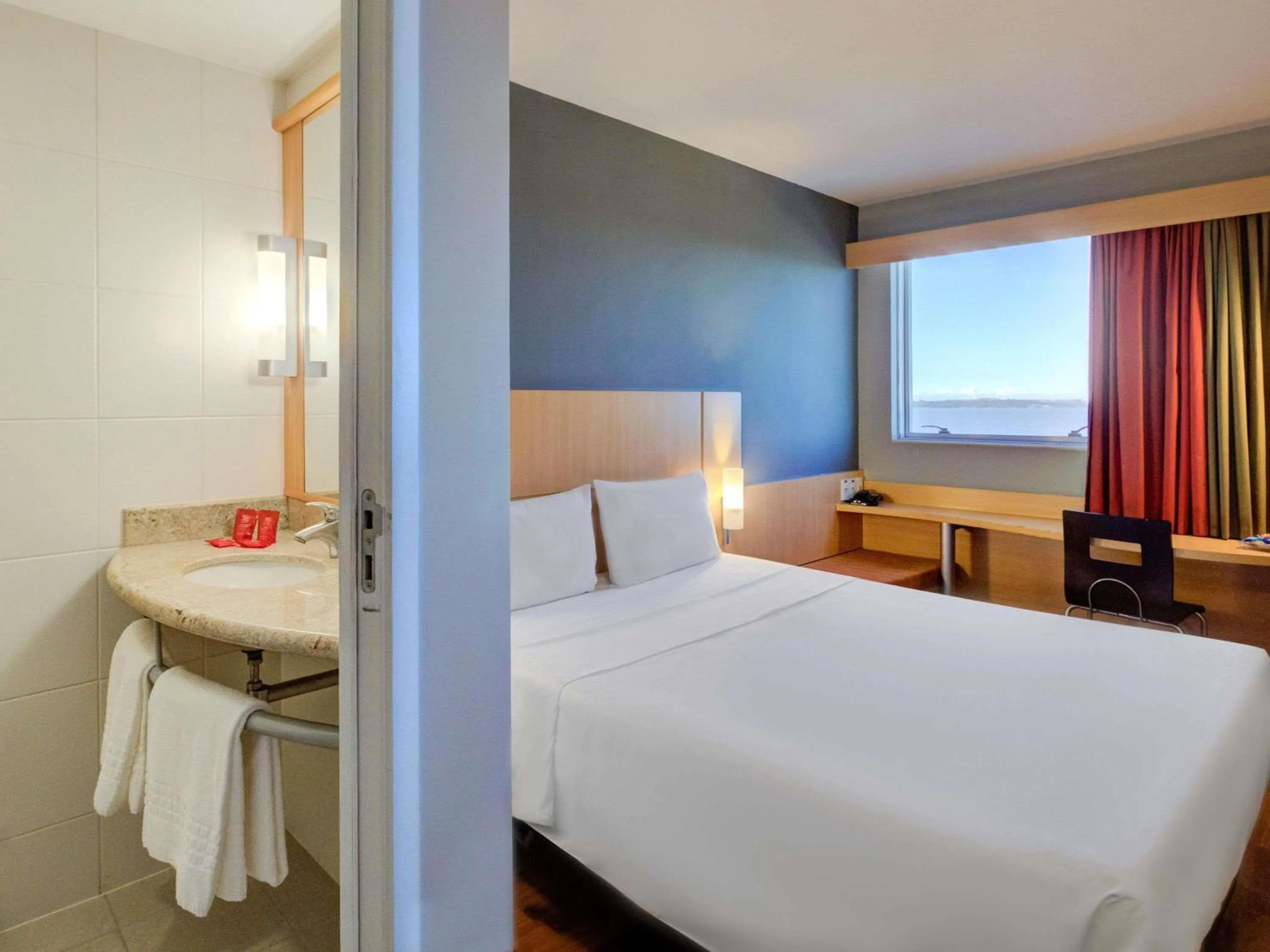 Bedroom, Bed in ibis Vitoria Praia de Camburi