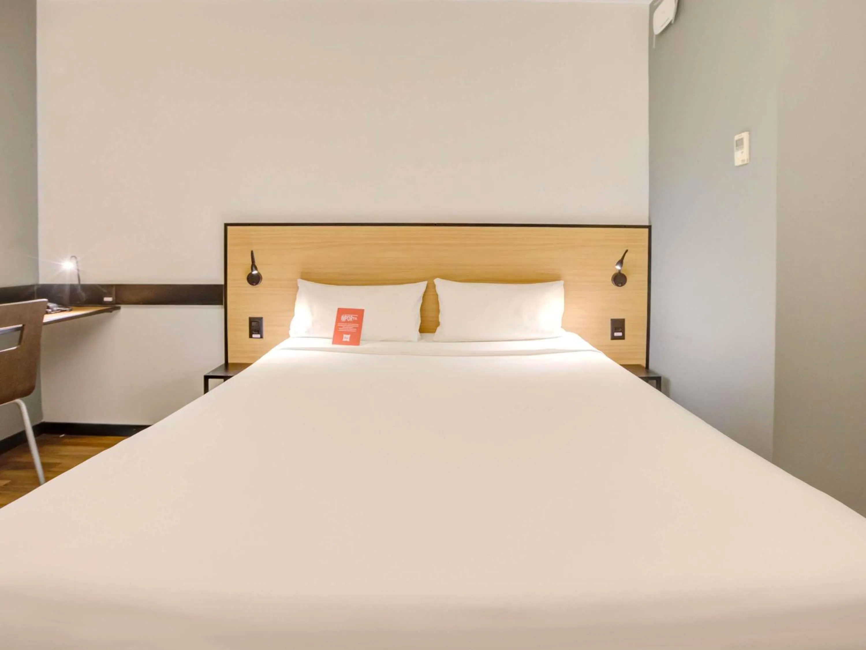 Bedroom, Bed in ibis Vitoria Praia de Camburi