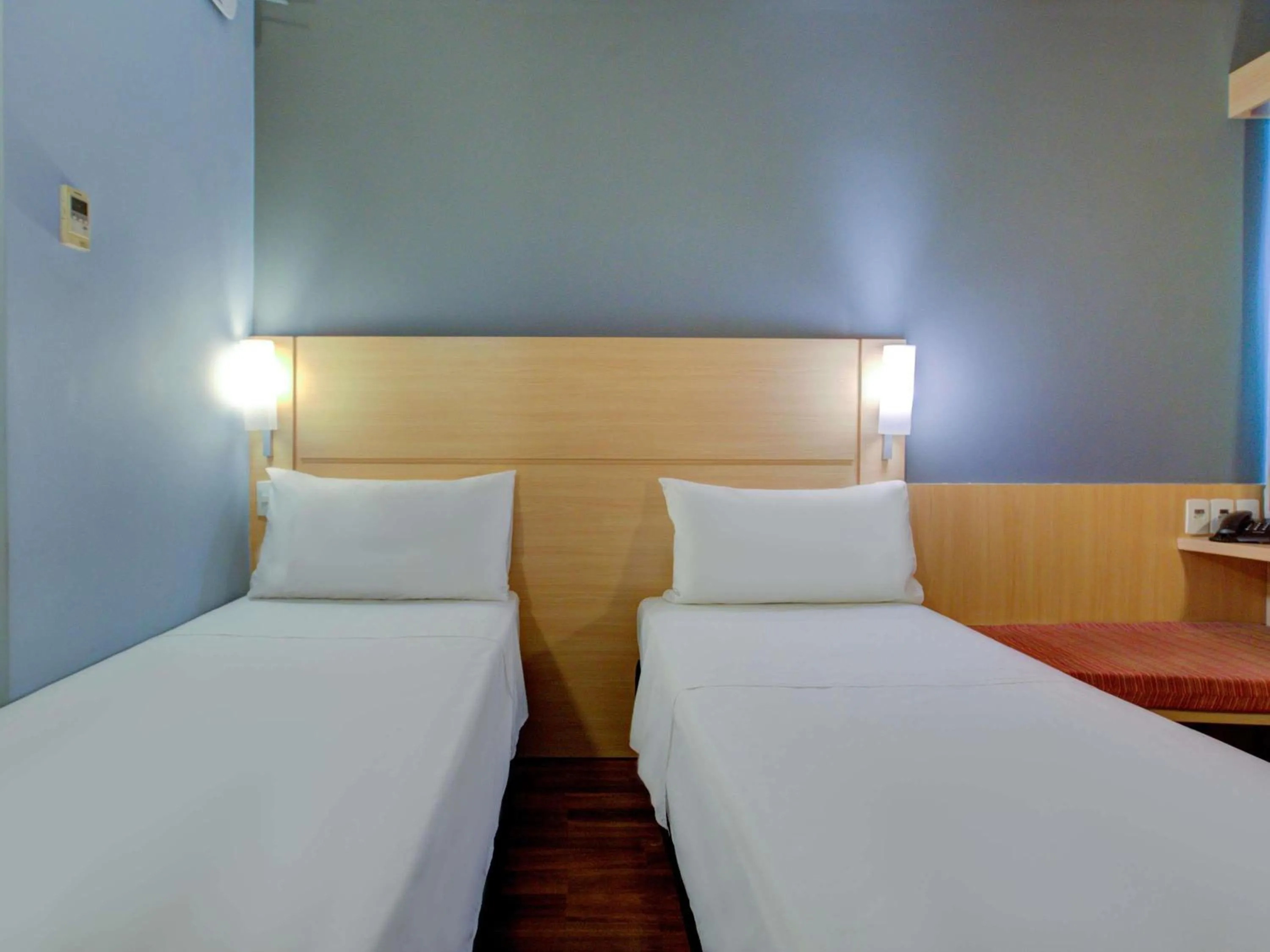 Property building, Bed in ibis Vitoria Praia de Camburi