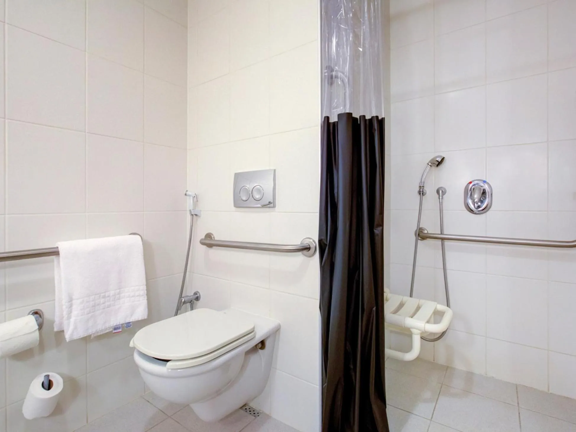 Toilet in ibis Vitoria Praia de Camburi