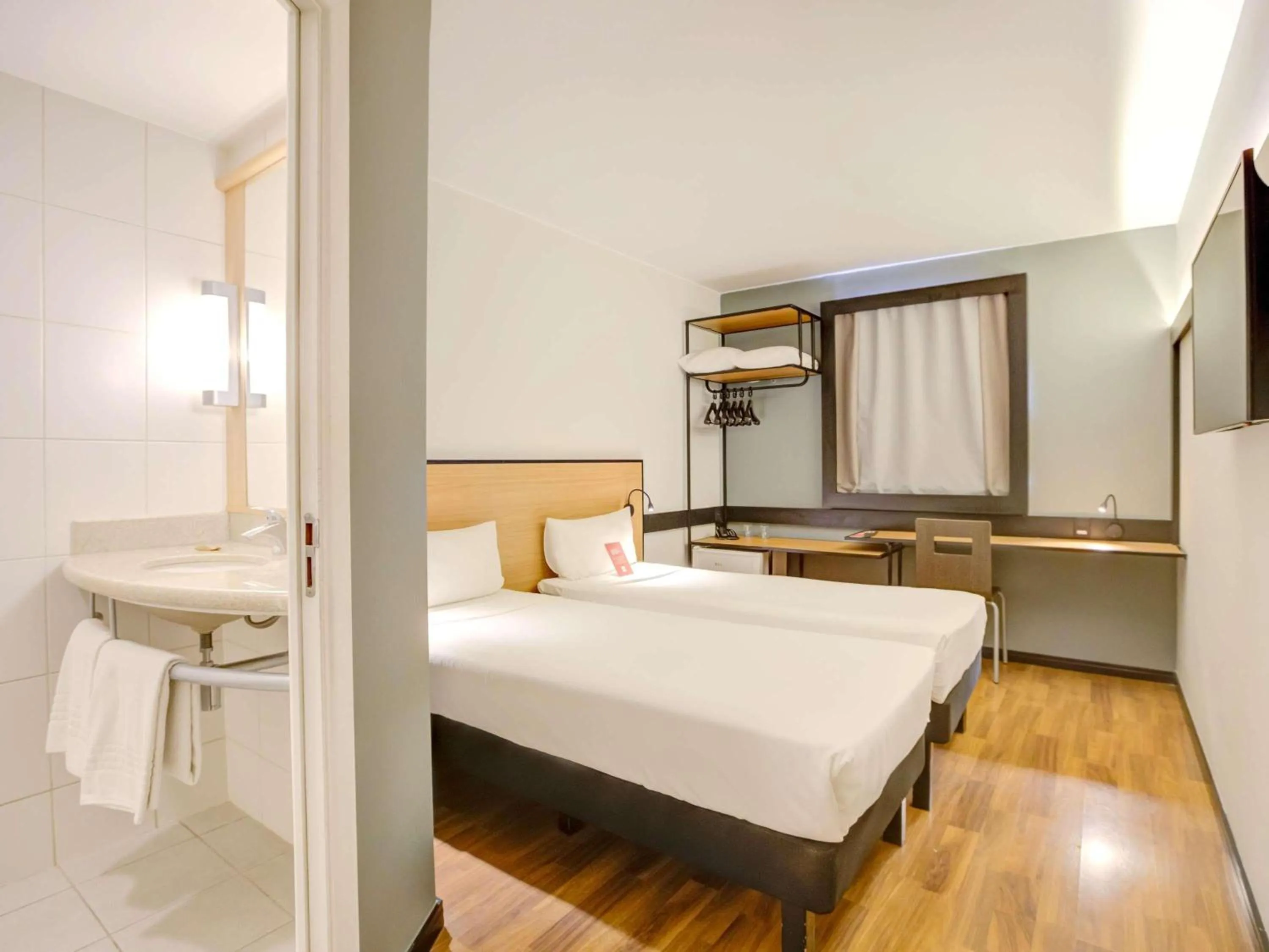 Bedroom, Bed in ibis Vitoria Praia de Camburi