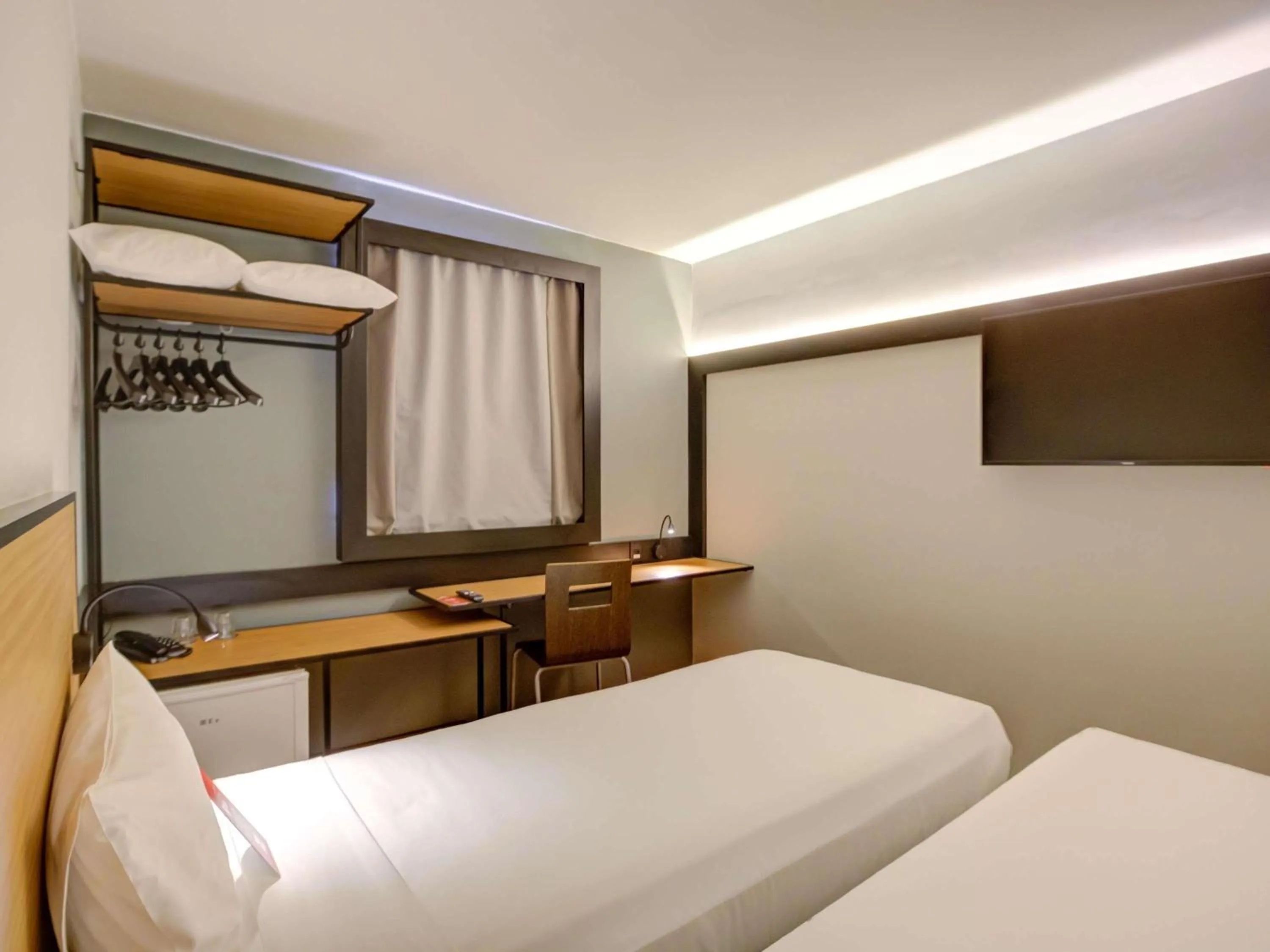 Bedroom, Bed in ibis Vitoria Praia de Camburi