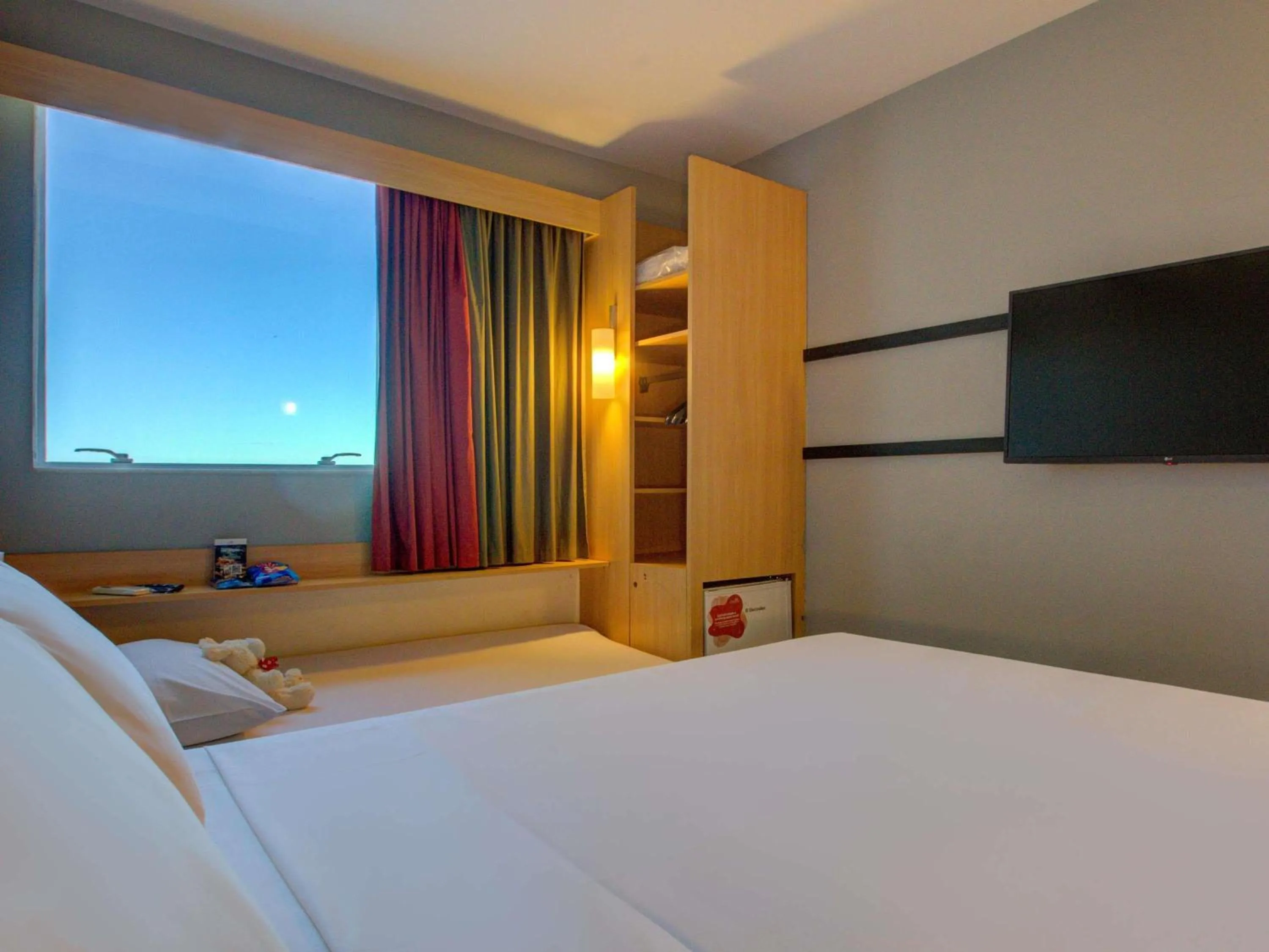Bedroom, Bed in ibis Vitoria Praia de Camburi