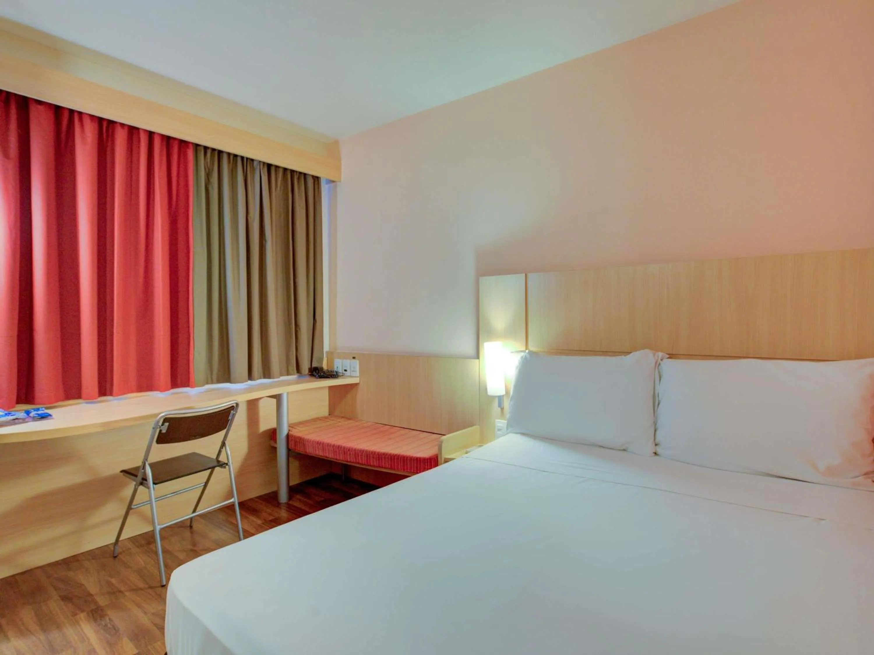 Bedroom, Bed in ibis Vitoria Praia de Camburi