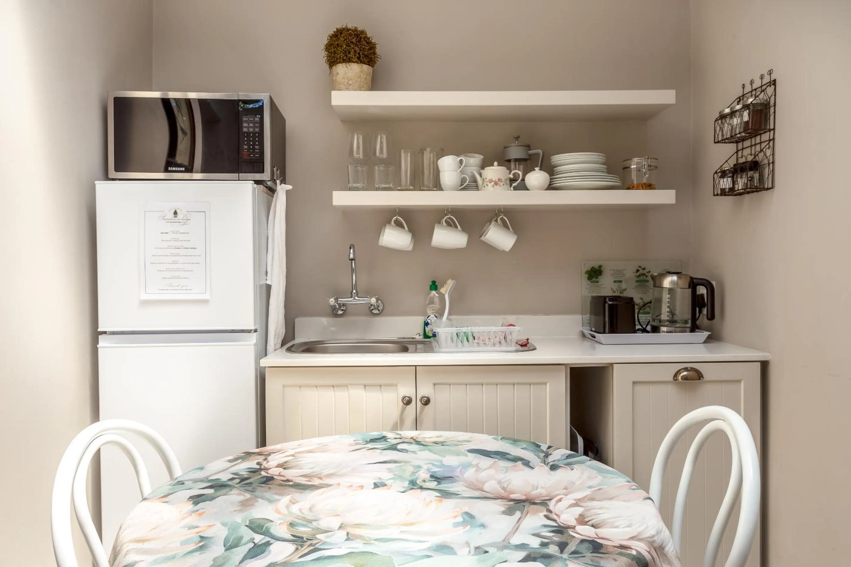 Coffee/tea facilities, Bed in Sandown Lodge